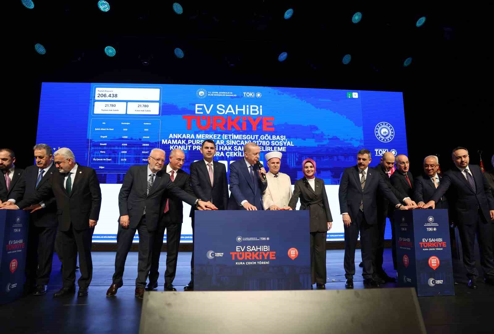 Cumhurbaşkanı Erdoğan: "Elleri öpülesi öğretmenlerimize yönelik şiddetin hiçbir gerekçesi hiçbir mazereti olamaz"
Cumhurbaşkanı Erdoğan: "Elleri öpülesi öğretmenlerimize yönelik şiddetin hiçbir gerekçesi hiçbir mazereti olamaz"