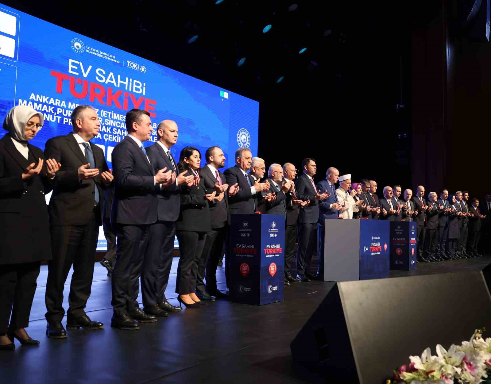 Cumhurbaşkanı Erdoğan: "Elleri öpülesi öğretmenlerimize yönelik şiddetin hiçbir gerekçesi hiçbir mazereti olamaz"
Cumhurbaşkanı Erdoğan: "Elleri öpülesi öğretmenlerimize yönelik şiddetin hiçbir gerekçesi hiçbir mazereti olamaz"