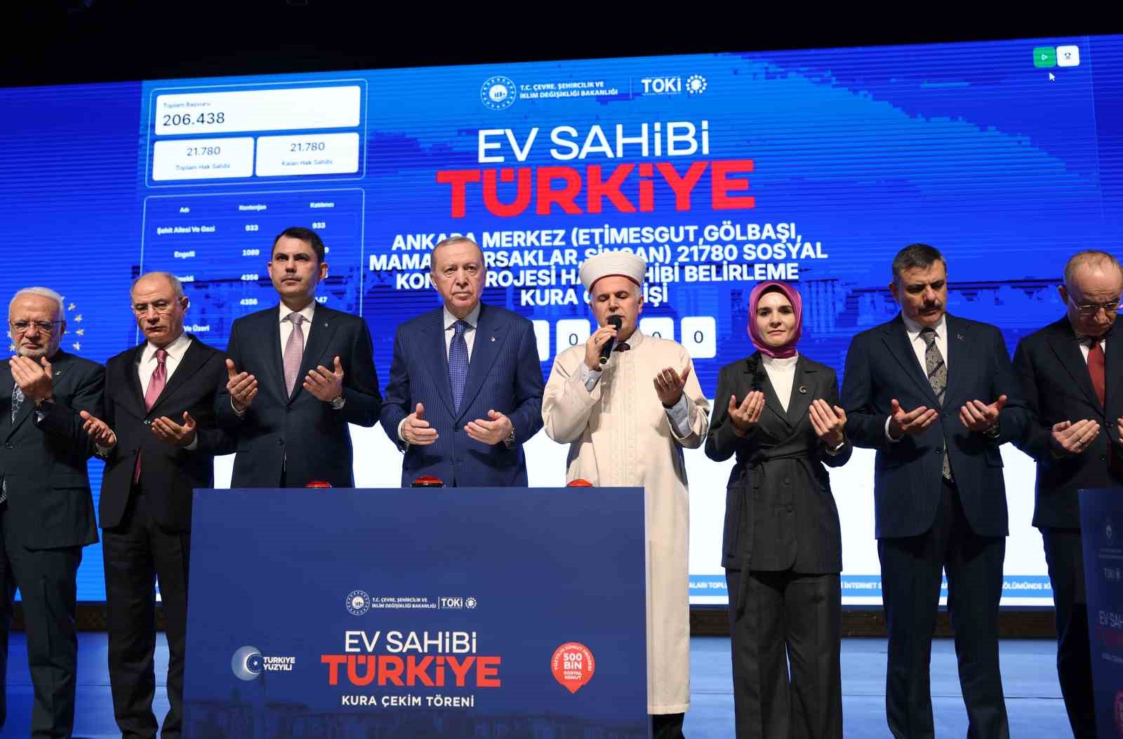 Cumhurbaşkanı Erdoğan: "Elleri öpülesi öğretmenlerimize yönelik şiddetin hiçbir gerekçesi hiçbir mazereti olamaz"
Cumhurbaşkanı Erdoğan: "Elleri öpülesi öğretmenlerimize yönelik şiddetin hiçbir gerekçesi hiçbir mazereti olamaz"