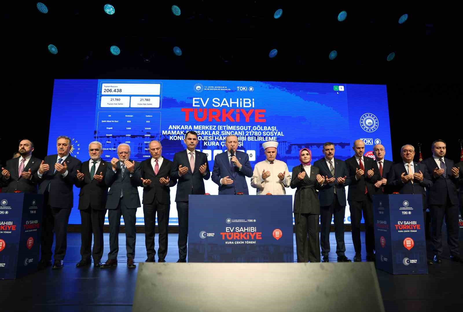 Cumhurbaşkanı Erdoğan: "Elleri öpülesi öğretmenlerimize yönelik şiddetin hiçbir gerekçesi hiçbir mazereti olamaz"
Cumhurbaşkanı Erdoğan: "Elleri öpülesi öğretmenlerimize yönelik şiddetin hiçbir gerekçesi hiçbir mazereti olamaz"