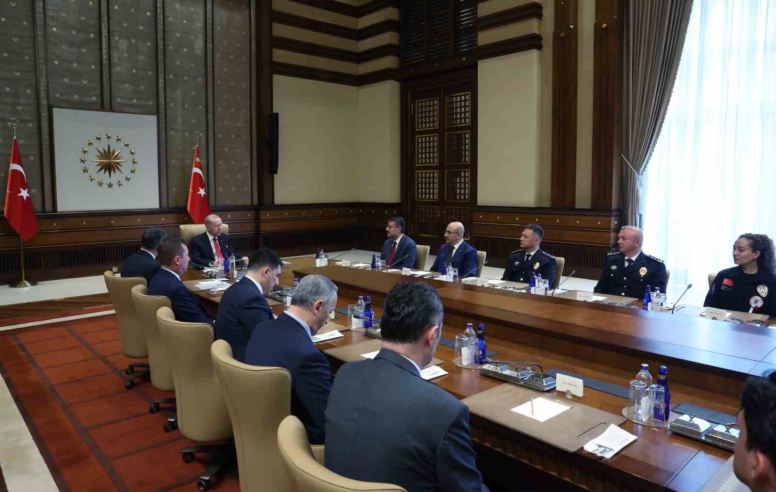 Cumhurbaşkanı Erdoğan: "Emniyet teşkilatımız, suç ve suçluların tamamına karşı gözünü kırpmadan mücadele ediyor"
