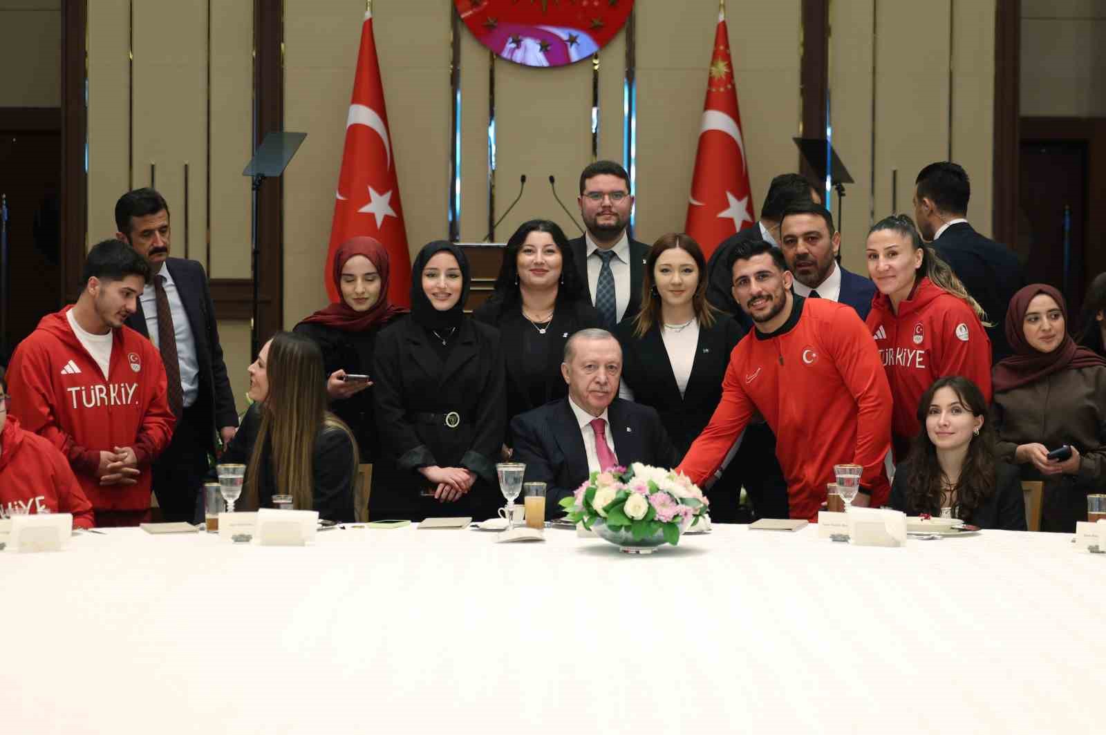 Cumhurbaşkanı Erdoğan: "Eski Türkiye’nin imtiyazlılarının, çatışma ve gerilimden beslenenlerin aranıza nifak sokmasına müsaade etmeyin"
Cumhurbaşkanı Erdoğan: "Eski Türkiye’nin imtiyazlılarının, çatışma ve gerilimden beslenenlerin aranıza nifak sokmasına müsaade etmeyin"