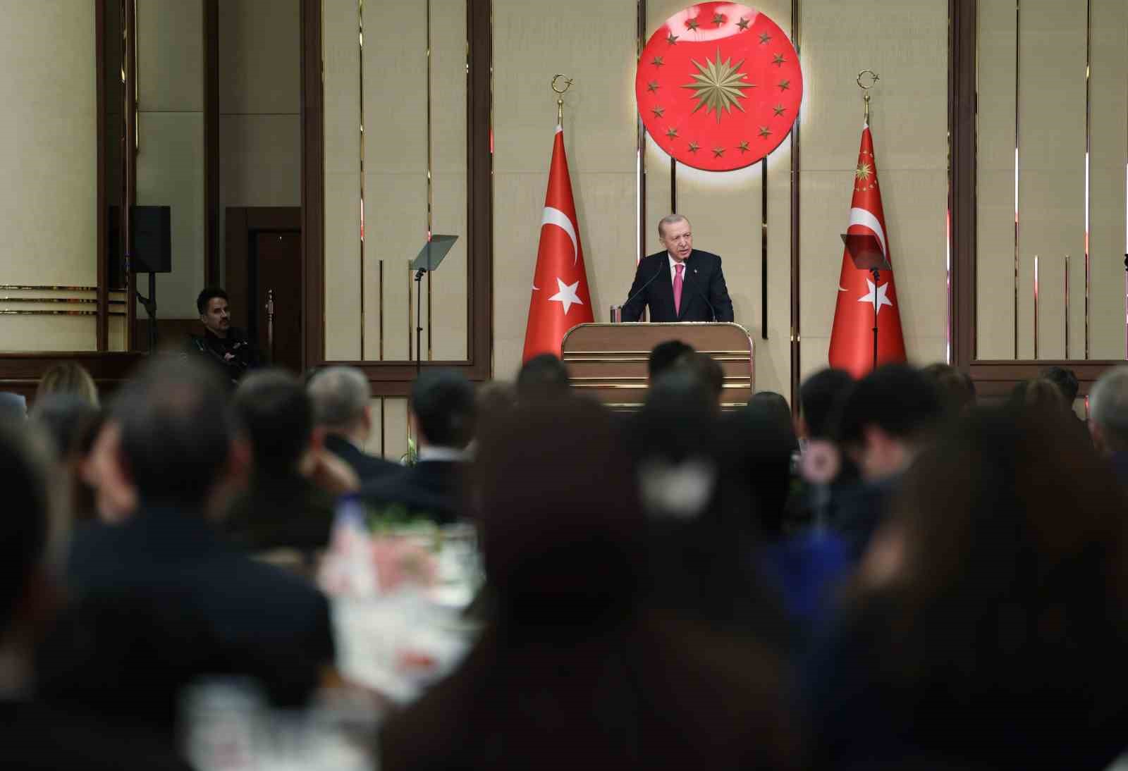 Cumhurbaşkanı Erdoğan: "Eski Türkiye’nin imtiyazlılarının, çatışma ve gerilimden beslenenlerin aranıza nifak sokmasına müsaade etmeyin"
Cumhurbaşkanı Erdoğan: "Eski Türkiye’nin imtiyazlılarının, çatışma ve gerilimden beslenenlerin aranıza nifak sokmasına müsaade etmeyin"