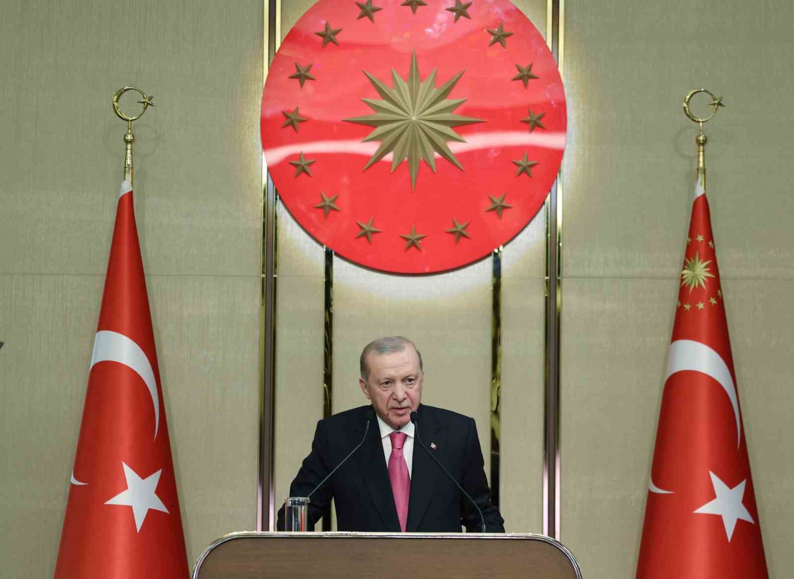 Cumhurbaşkanı Erdoğan: "Eski Türkiye’nin imtiyazlılarının, çatışma ve gerilimden beslenenlerin aranıza nifak sokmasına müsaade etmeyin"
Cumhurbaşkanı Erdoğan: "Eski Türkiye’nin imtiyazlılarının, çatışma ve gerilimden beslenenlerin aranıza nifak sokmasına müsaade etmeyin"