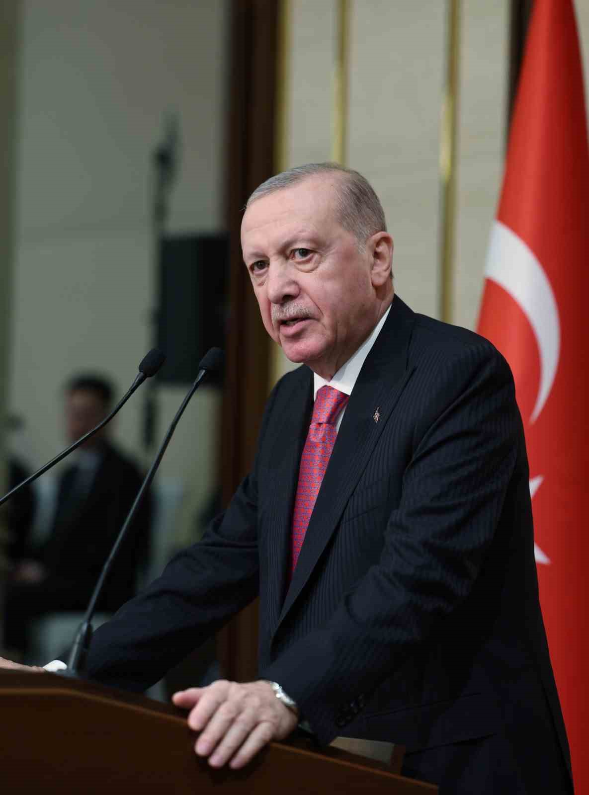 Cumhurbaşkanı Erdoğan: "Eski Türkiye’nin imtiyazlılarının, çatışma ve gerilimden beslenenlerin aranıza nifak sokmasına müsaade etmeyin"
Cumhurbaşkanı Erdoğan: "Eski Türkiye’nin imtiyazlılarının, çatışma ve gerilimden beslenenlerin aranıza nifak sokmasına müsaade etmeyin"