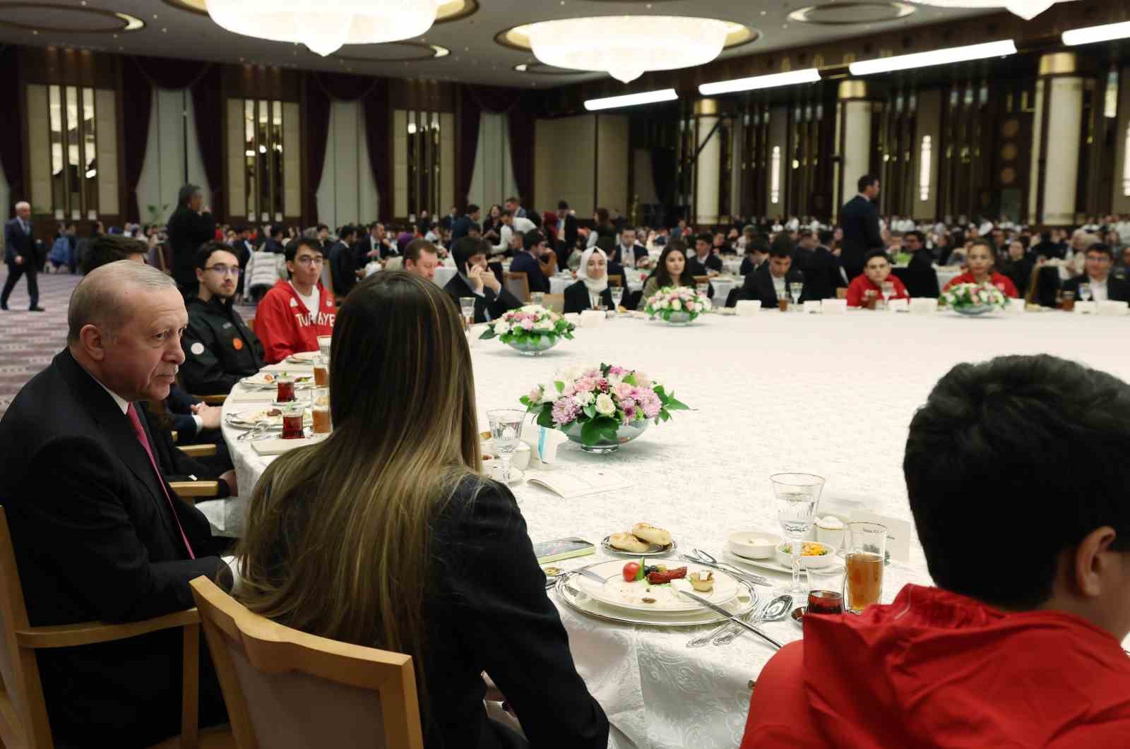 Cumhurbaşkanı Erdoğan: "Eski Türkiye’nin imtiyazlılarının, çatışma ve gerilimden beslenenlerin aranıza nifak sokmasına müsaade etmeyin"
Cumhurbaşkanı Erdoğan: "Eski Türkiye’nin imtiyazlılarının, çatışma ve gerilimden beslenenlerin aranıza nifak sokmasına müsaade etmeyin"