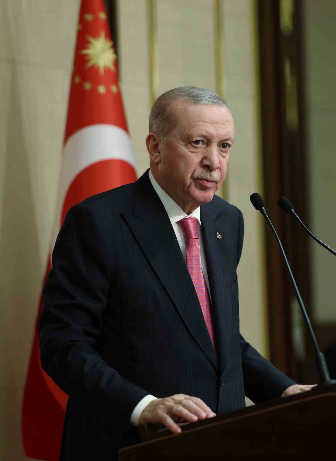 Cumhurbaşkanı Erdoğan: "Eski Türkiye’nin imtiyazlılarının, çatışma ve gerilimden beslenenlerin aranıza nifak sokmasına müsaade etmeyin"
Cumhurbaşkanı Erdoğan: "Eski Türkiye’nin imtiyazlılarının, çatışma ve gerilimden beslenenlerin aranıza nifak sokmasına müsaade etmeyin"