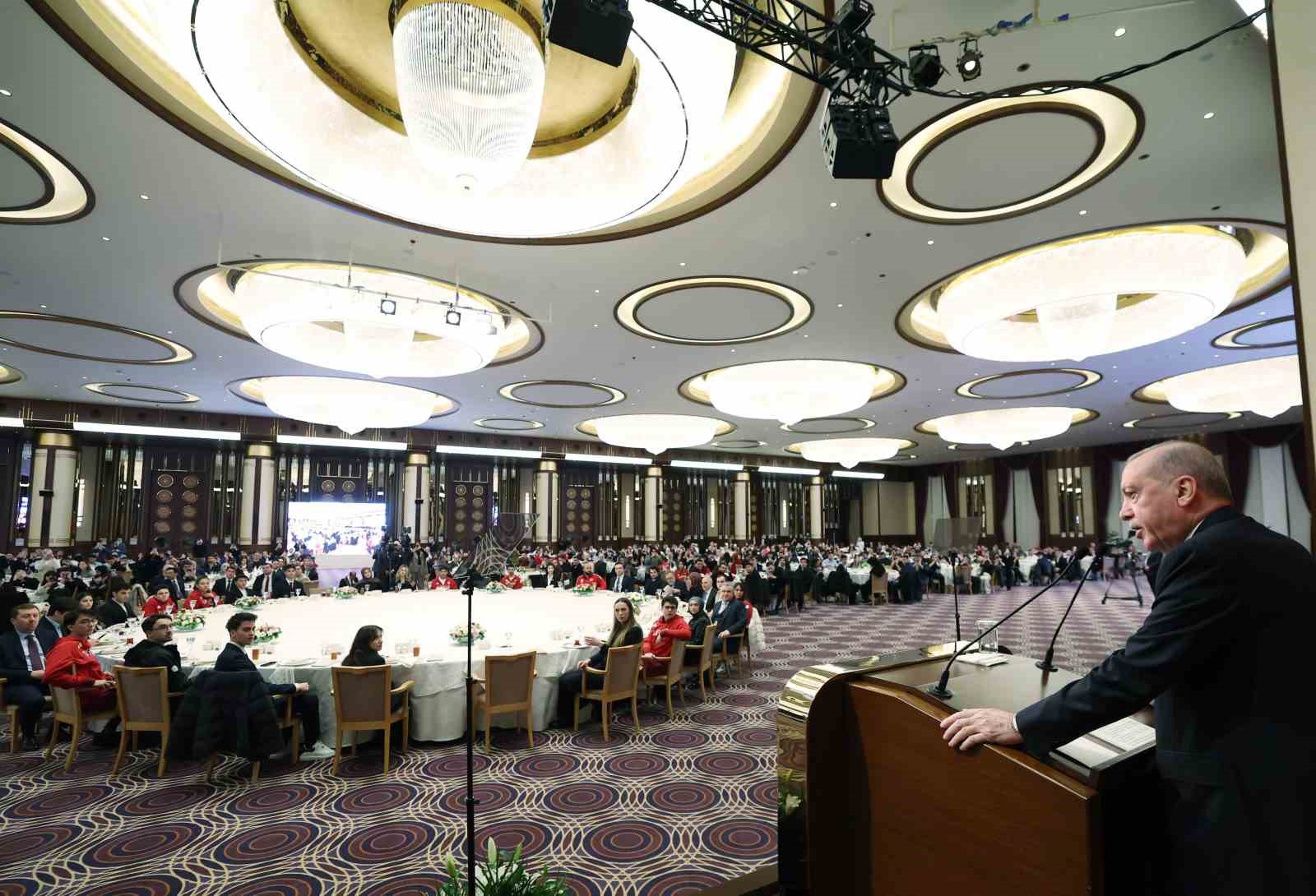 Cumhurbaşkanı Erdoğan: "Eski Türkiye’nin imtiyazlılarının, çatışma ve gerilimden beslenenlerin aranıza nifak sokmasına müsaade etmeyin"
Cumhurbaşkanı Erdoğan: "Eski Türkiye’nin imtiyazlılarının, çatışma ve gerilimden beslenenlerin aranıza nifak sokmasına müsaade etmeyin"