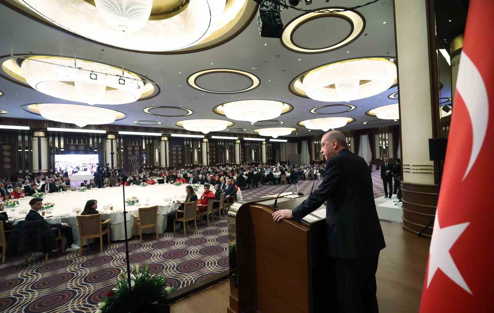 Cumhurbaşkanı Erdoğan: "Eski Türkiye’nin imtiyazlılarının, çatışma ve gerilimden beslenenlerin aranıza nifak sokmasına müsaade etmeyin"
Cumhurbaşkanı Erdoğan: "Eski Türkiye’nin imtiyazlılarının, çatışma ve gerilimden beslenenlerin aranıza nifak sokmasına müsaade etmeyin"