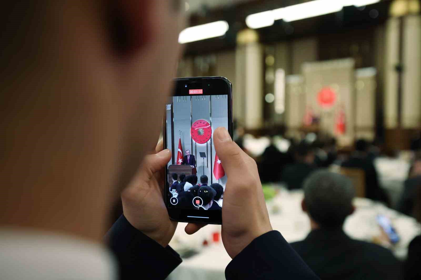 Cumhurbaşkanı Erdoğan: "Eski Türkiye’nin imtiyazlılarının, çatışma ve gerilimden beslenenlerin aranıza nifak sokmasına müsaade etmeyin"
Cumhurbaşkanı Erdoğan: "Eski Türkiye’nin imtiyazlılarının, çatışma ve gerilimden beslenenlerin aranıza nifak sokmasına müsaade etmeyin"