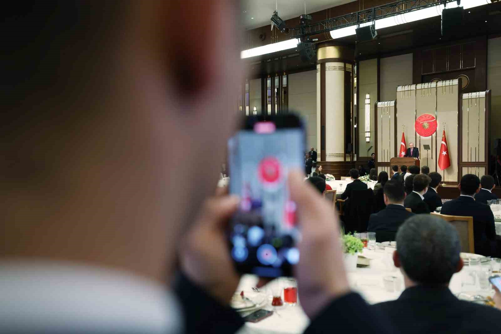 Cumhurbaşkanı Erdoğan: "Eski Türkiye’nin imtiyazlılarının, çatışma ve gerilimden beslenenlerin aranıza nifak sokmasına müsaade etmeyin"
Cumhurbaşkanı Erdoğan: "Eski Türkiye’nin imtiyazlılarının, çatışma ve gerilimden beslenenlerin aranıza nifak sokmasına müsaade etmeyin"