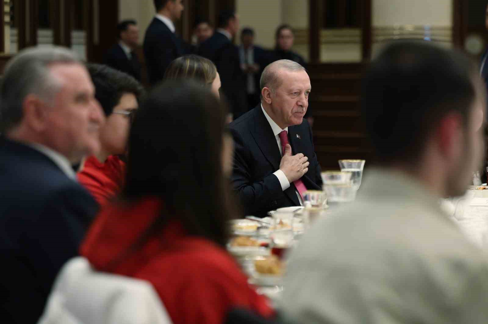 Cumhurbaşkanı Erdoğan: "Eski Türkiye’nin imtiyazlılarının, çatışma ve gerilimden beslenenlerin aranıza nifak sokmasına müsaade etmeyin"
Cumhurbaşkanı Erdoğan: "Eski Türkiye’nin imtiyazlılarının, çatışma ve gerilimden beslenenlerin aranıza nifak sokmasına müsaade etmeyin"