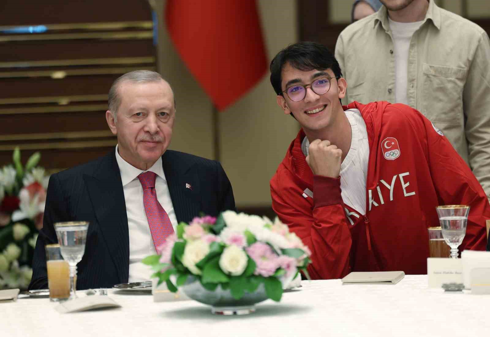 Cumhurbaşkanı Erdoğan: "Eski Türkiye’nin imtiyazlılarının, çatışma ve gerilimden beslenenlerin aranıza nifak sokmasına müsaade etmeyin"
Cumhurbaşkanı Erdoğan: "Eski Türkiye’nin imtiyazlılarının, çatışma ve gerilimden beslenenlerin aranıza nifak sokmasına müsaade etmeyin"