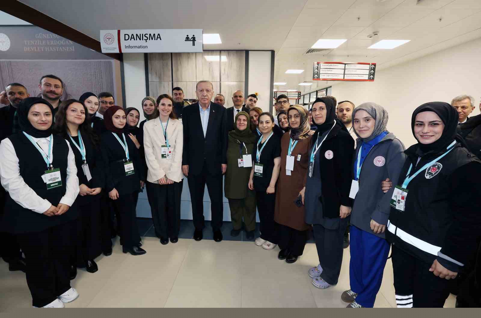 Cumhurbaşkanı Erdoğan: "Etrafımızda füzeler uçuşuyor ama ana muhalefetin umurunda bile değil"
Cumhurbaşkanı Erdoğan: "Etrafımızda füzeler uçuşuyor ama ana muhalefetin umurunda bile değil"