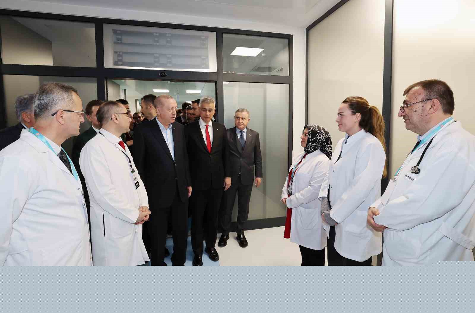 Cumhurbaşkanı Erdoğan: "Etrafımızda füzeler uçuşuyor ama ana muhalefetin umurunda bile değil"
Cumhurbaşkanı Erdoğan: "Etrafımızda füzeler uçuşuyor ama ana muhalefetin umurunda bile değil"