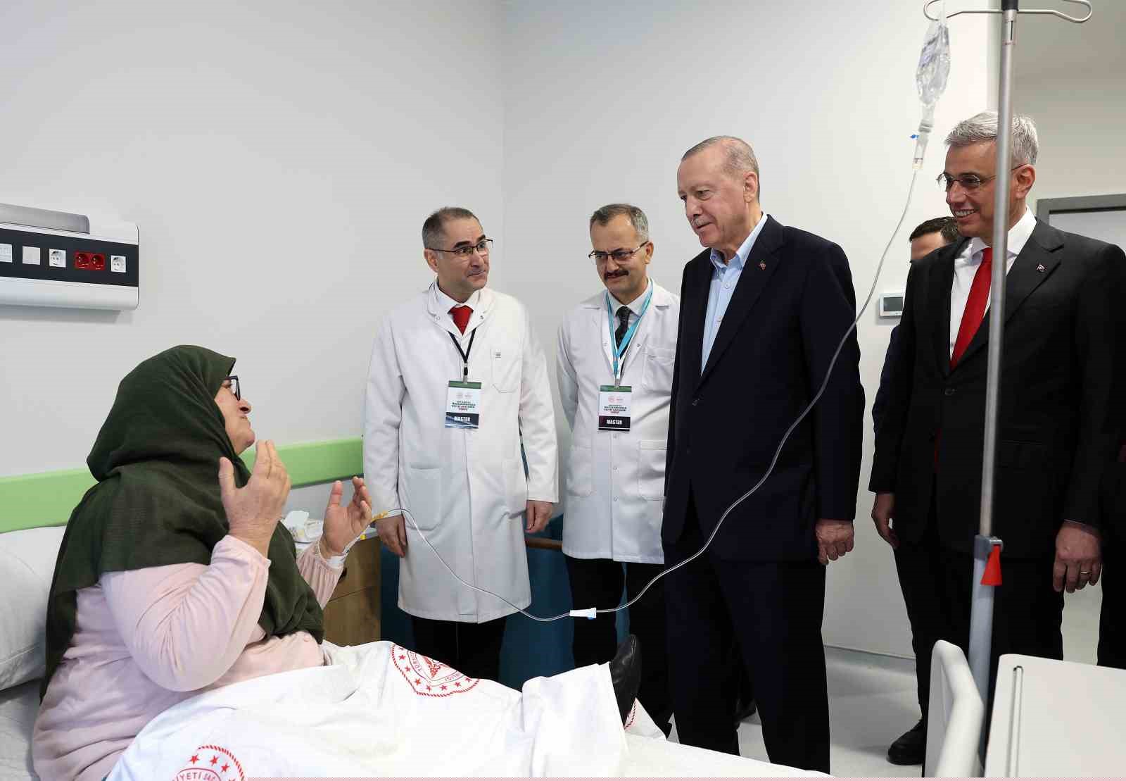 Cumhurbaşkanı Erdoğan: "Etrafımızda füzeler uçuşuyor ama ana muhalefetin umurunda bile değil"
Cumhurbaşkanı Erdoğan: "Etrafımızda füzeler uçuşuyor ama ana muhalefetin umurunda bile değil"