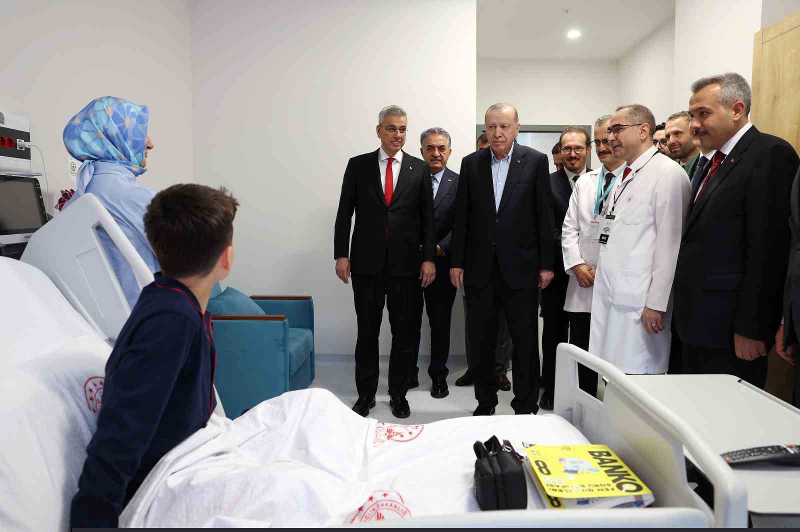 Cumhurbaşkanı Erdoğan: "Etrafımızda füzeler uçuşuyor ama ana muhalefetin umurunda bile değil"
Cumhurbaşkanı Erdoğan: "Etrafımızda füzeler uçuşuyor ama ana muhalefetin umurunda bile değil"