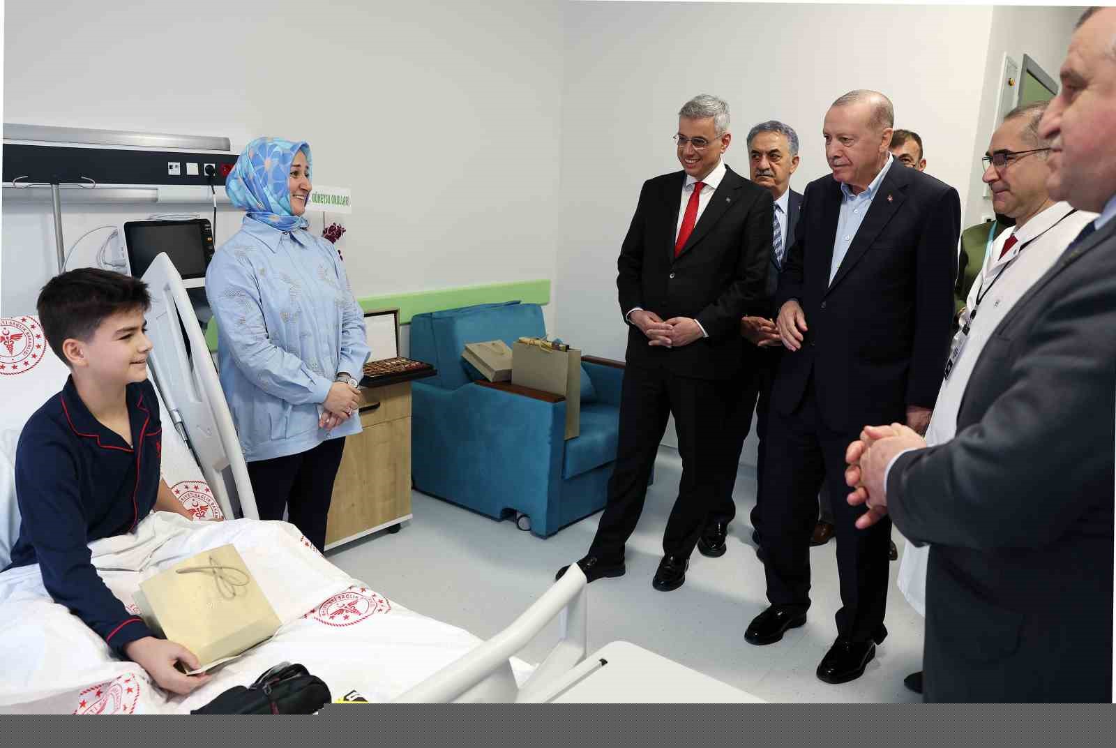 Cumhurbaşkanı Erdoğan: "Etrafımızda füzeler uçuşuyor ama ana muhalefetin umurunda bile değil"
Cumhurbaşkanı Erdoğan: "Etrafımızda füzeler uçuşuyor ama ana muhalefetin umurunda bile değil"