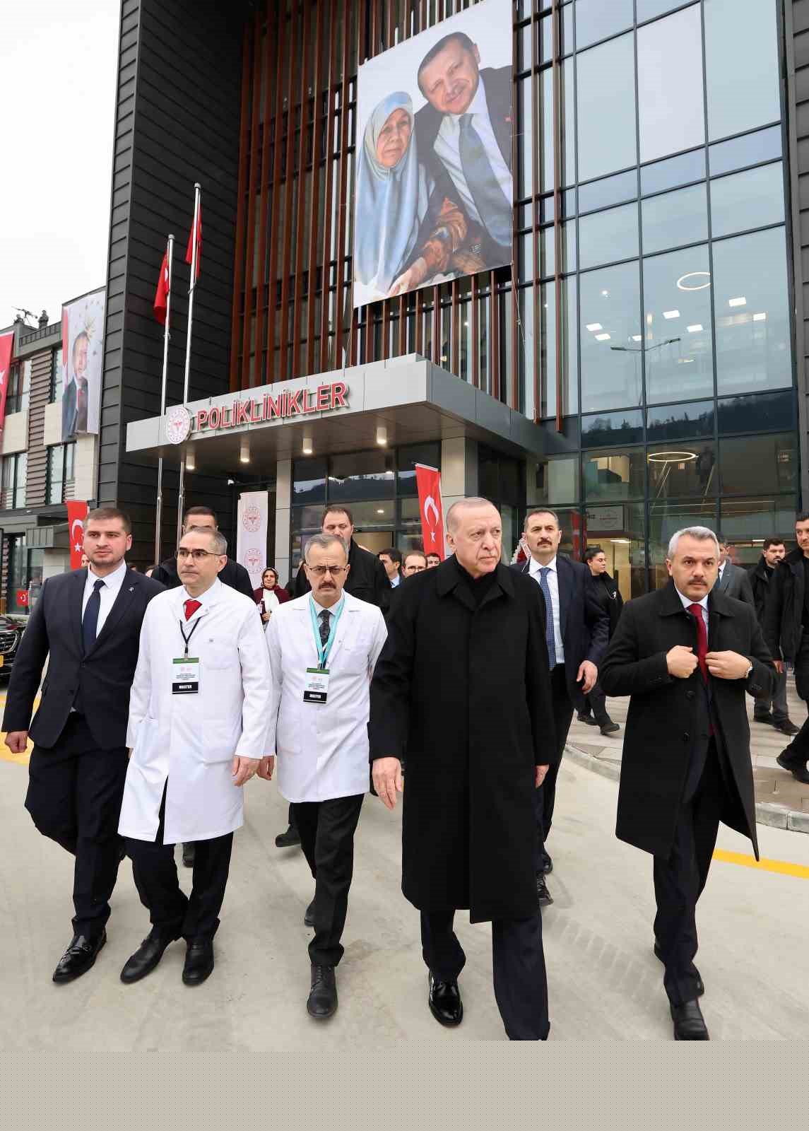 Cumhurbaşkanı Erdoğan: "Etrafımızda füzeler uçuşuyor ama ana muhalefetin umurunda bile değil"
Cumhurbaşkanı Erdoğan: "Etrafımızda füzeler uçuşuyor ama ana muhalefetin umurunda bile değil"