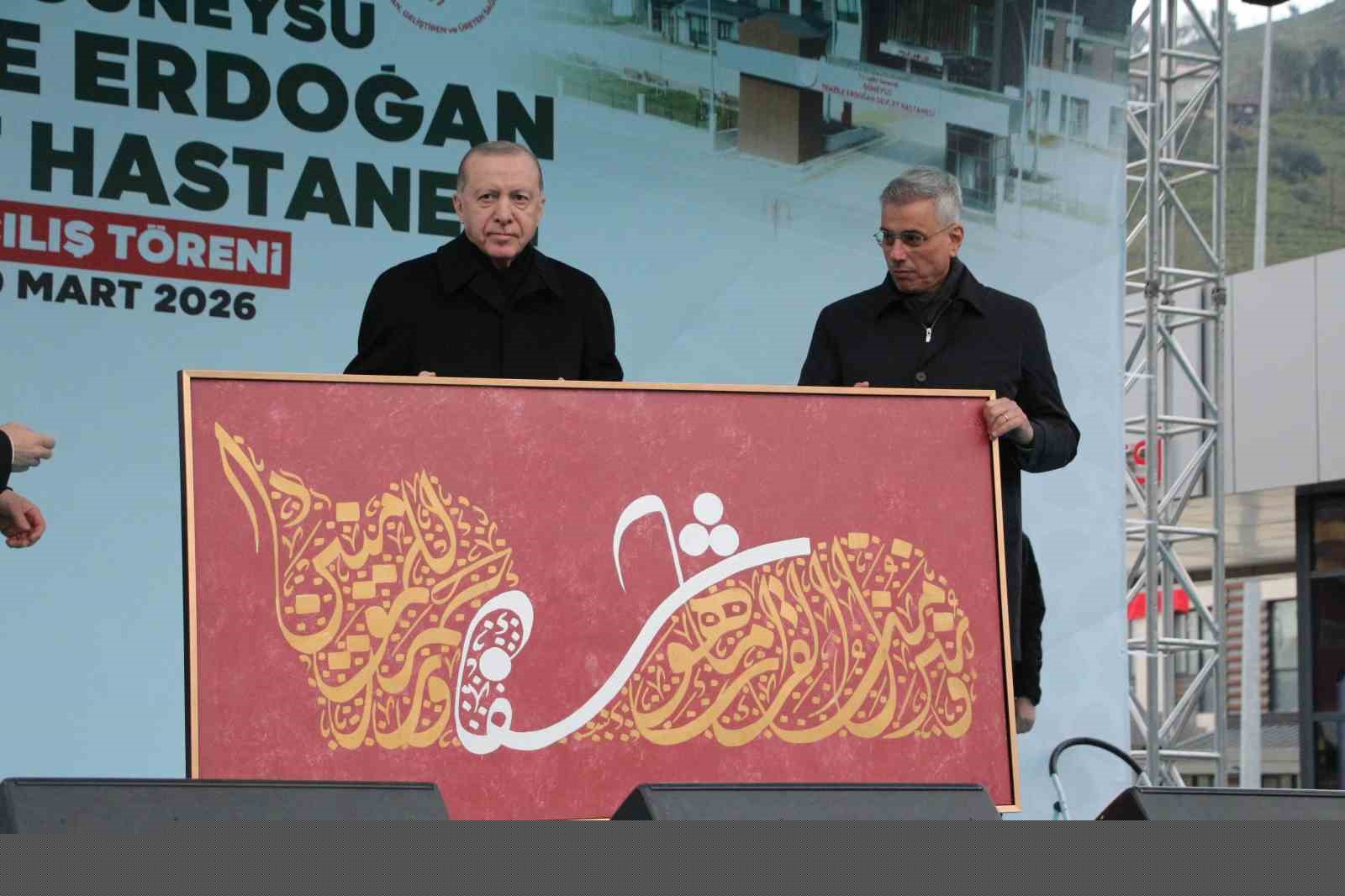 Cumhurbaşkanı Erdoğan: "Etrafımızda füzeler uçuşuyor ama ana muhalefetin umurunda bile değil"
Cumhurbaşkanı Erdoğan: "Etrafımızda füzeler uçuşuyor ama ana muhalefetin umurunda bile değil"
