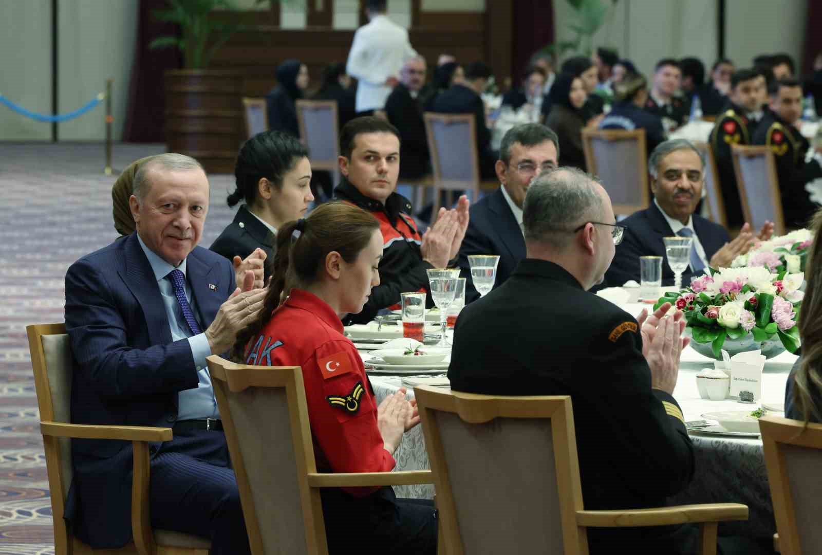 Cumhurbaşkanı Erdoğan: "Her oyunu bozacak, her komployu boşa çıkaracak hazırlığımız var"
