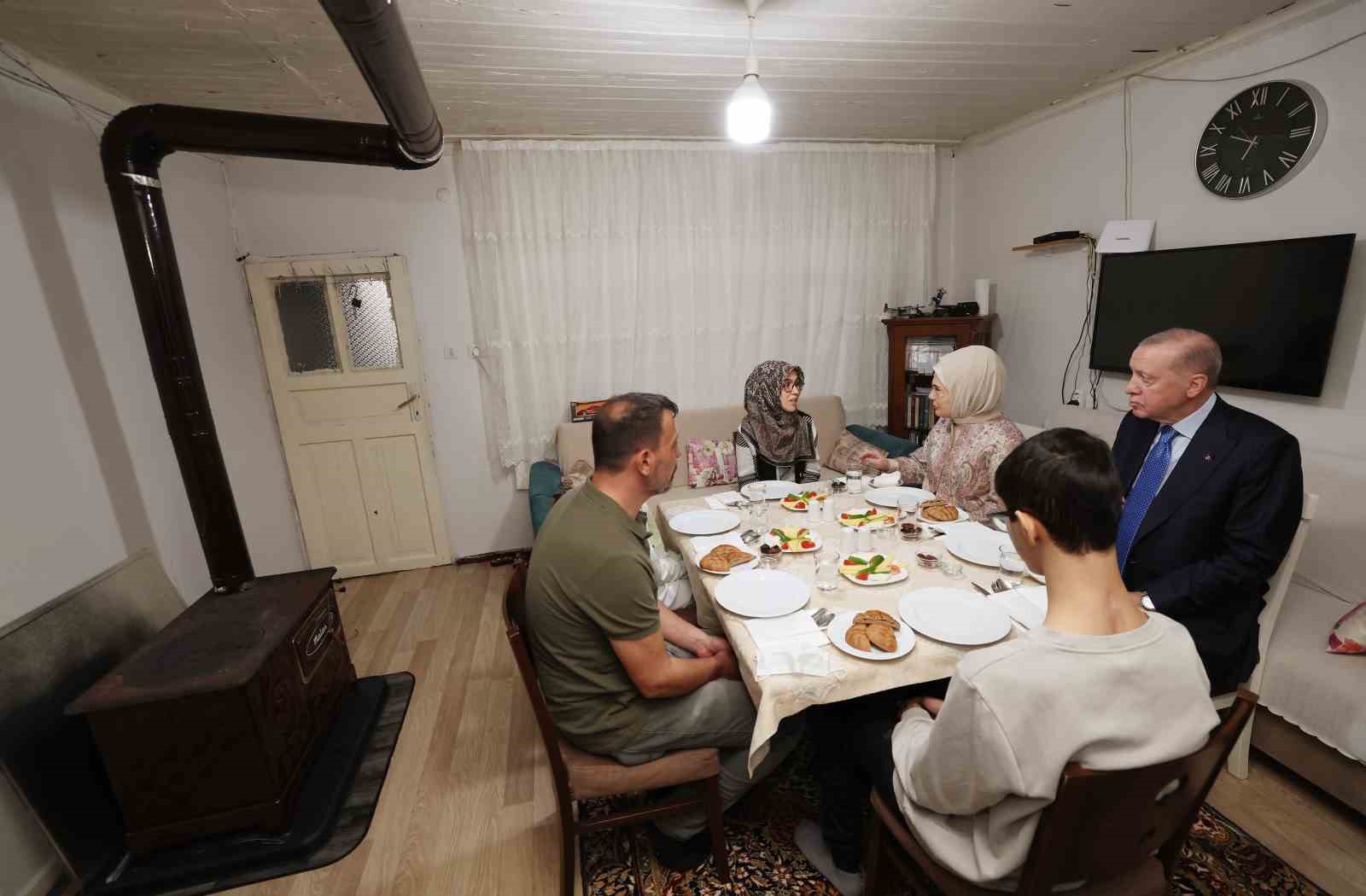 Cumhurbaşkanı Erdoğan, iftarda Kayacık ailesinin misafiri oldu
