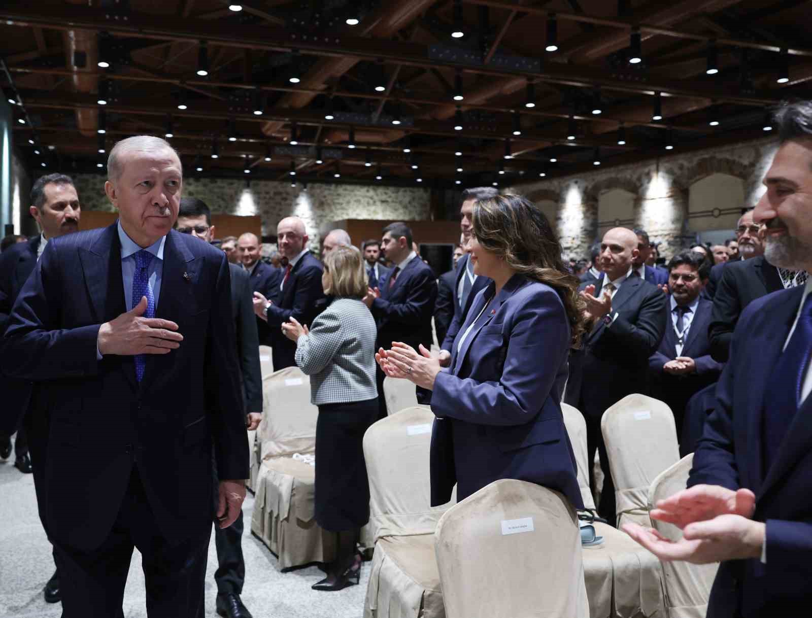 Cumhurbaşkanı Erdoğan: "İmalatçı ihracatçılarımızda vergiyi yüzde 9’a indiriyoruz"
