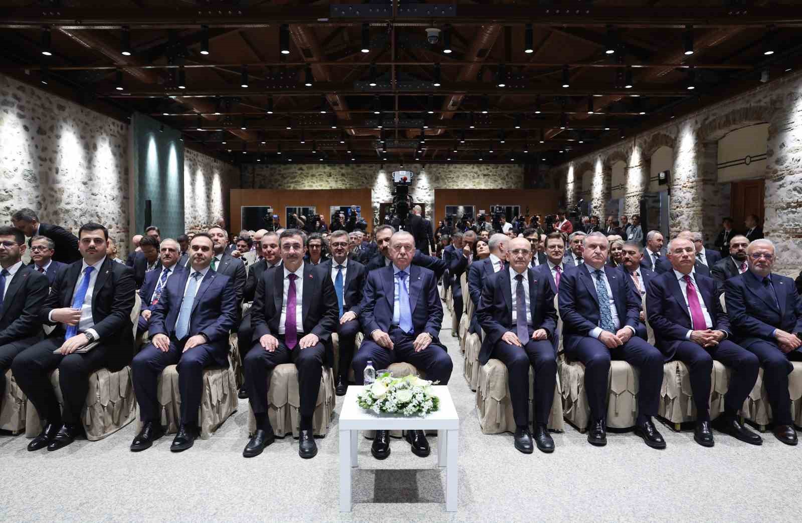 Cumhurbaşkanı Erdoğan: "İmalatçı ihracatçılarımızda vergiyi yüzde 9’a indiriyoruz"
