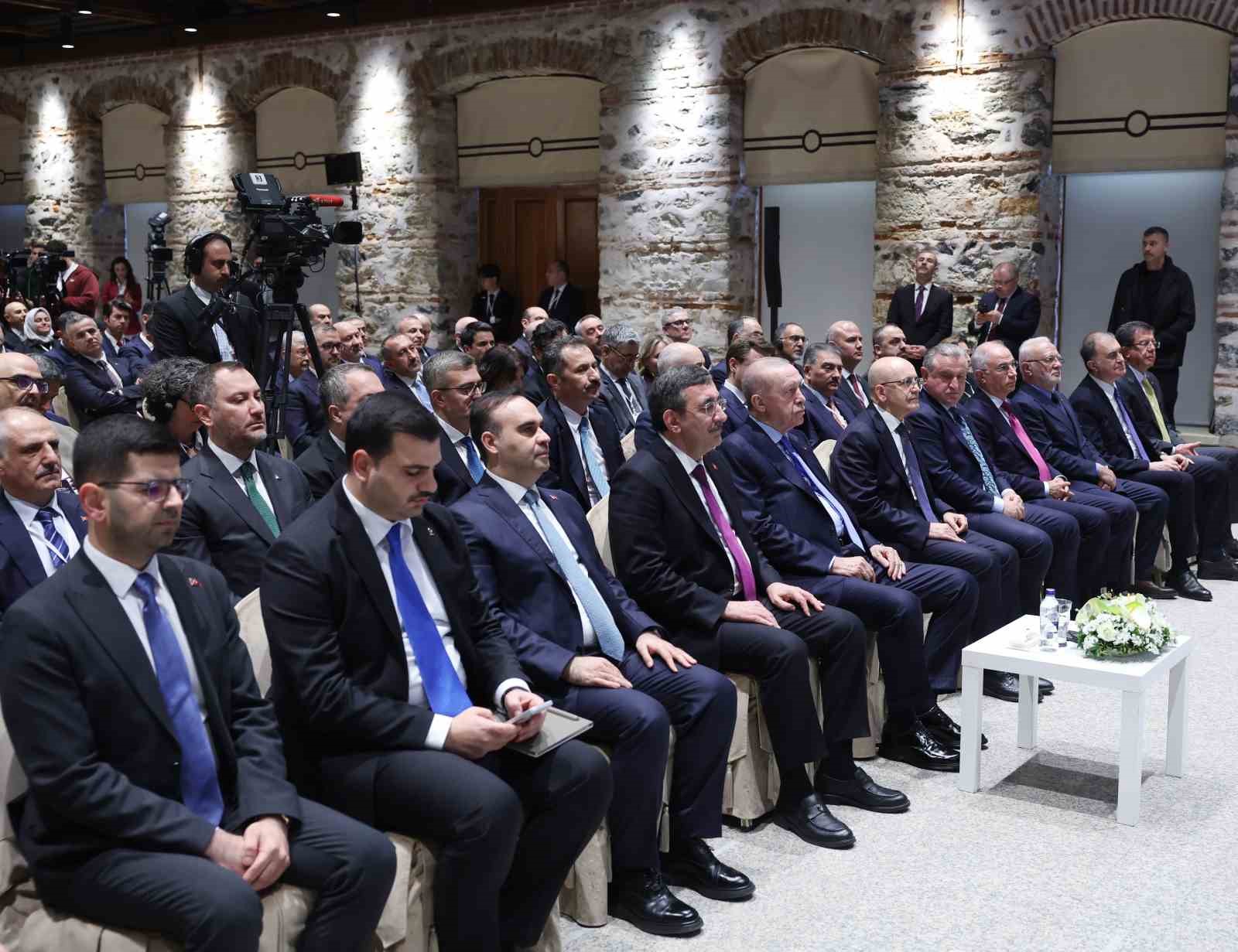 Cumhurbaşkanı Erdoğan: "İmalatçı ihracatçılarımızda vergiyi yüzde 9’a indiriyoruz"
