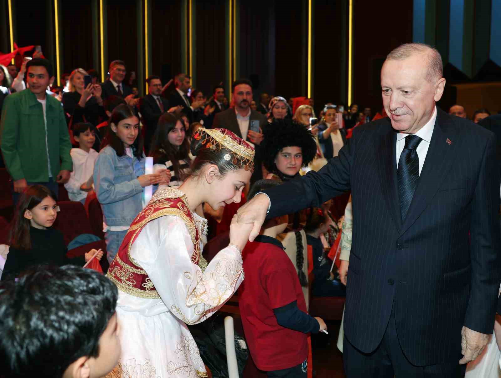 Cumhurbaşkanı Erdoğan: "İnsanlık zincirinin ebediyet halkası olan siz çocuklarımız geleceğimizi şekillendireceksiniz"
