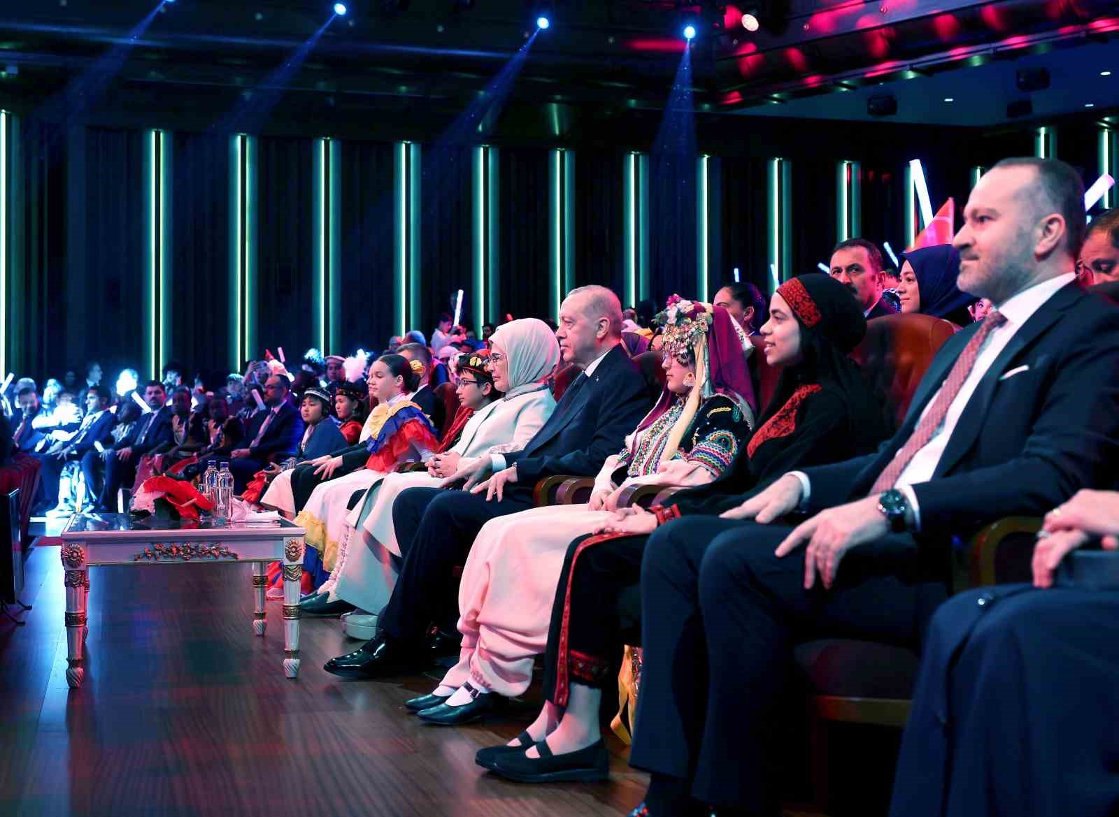 Cumhurbaşkanı Erdoğan: "İnsanlık zincirinin ebediyet halkası olan siz çocuklarımız geleceğimizi şekillendireceksiniz"
