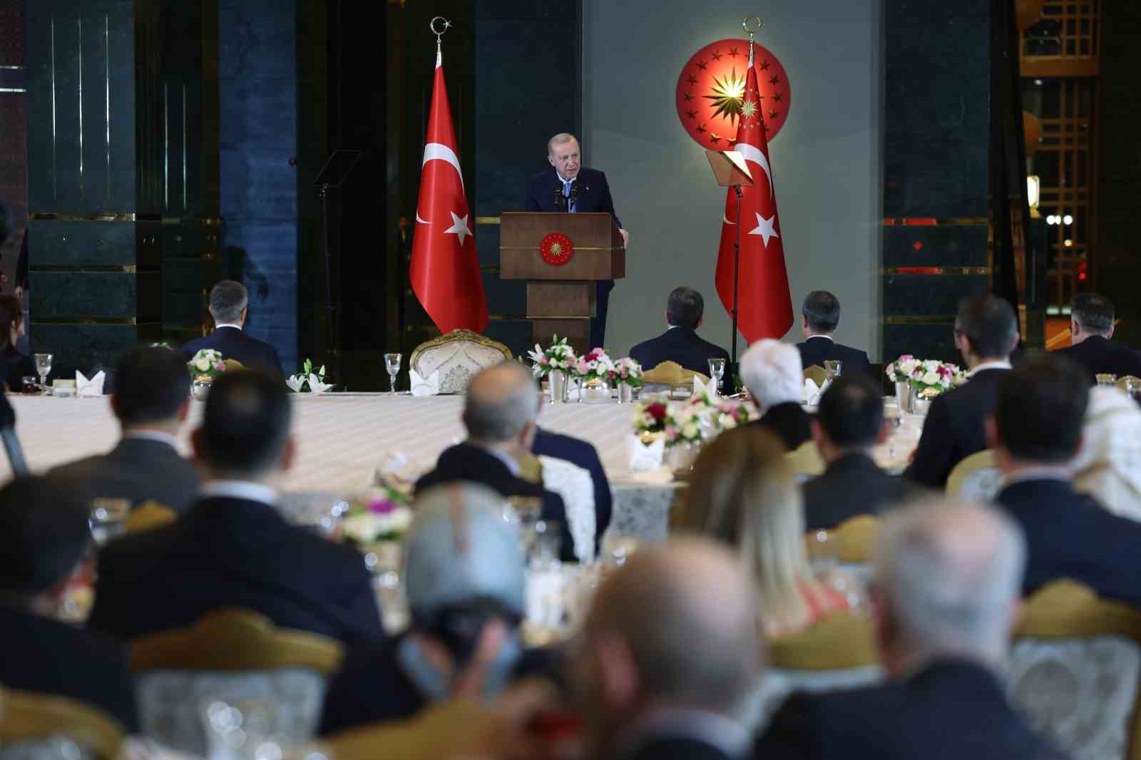 Cumhurbaşkanı Erdoğan: "İsrail; tamamen keyfi sebeplerle Mescid-i Aksa’yı 17 gündür Müslümanların ibadetine kapalı tutuyor"
