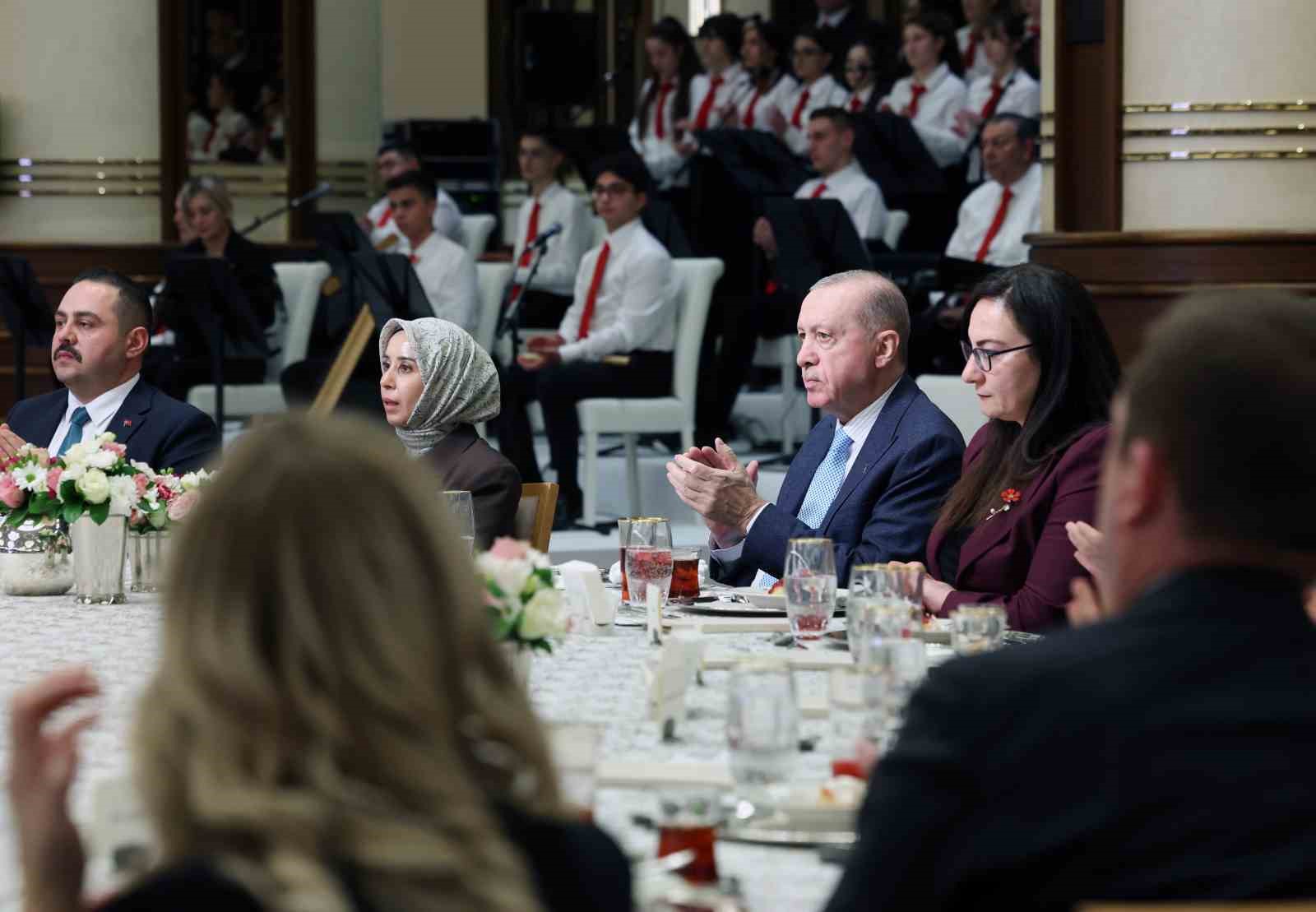 Cumhurbaşkanı Erdoğan: "Kıymetli öğretmenlerimize karşı şiddete toleransımız yoktur"
