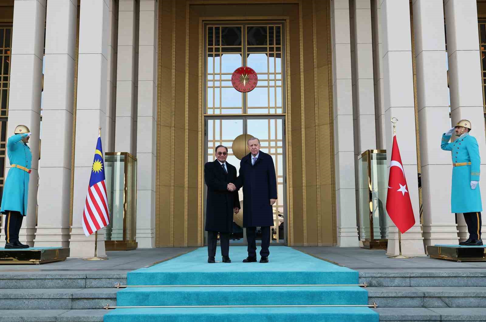 Cumhurbaşkanı Erdoğan, Malezya Başbakanı Enver İbrahim’i törenle karşıladı
Cumhurbaşkanı Erdoğan, Malezya Başbakanı Enver İbrahim’i törenle karşıladı