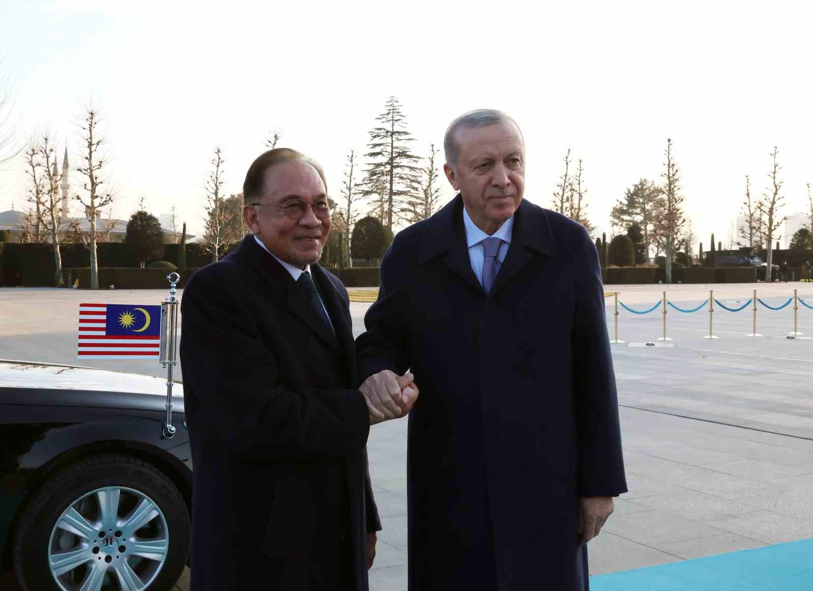 Cumhurbaşkanı Erdoğan, Malezya Başbakanı Enver İbrahim’i törenle karşıladı
Cumhurbaşkanı Erdoğan, Malezya Başbakanı Enver İbrahim’i törenle karşıladı