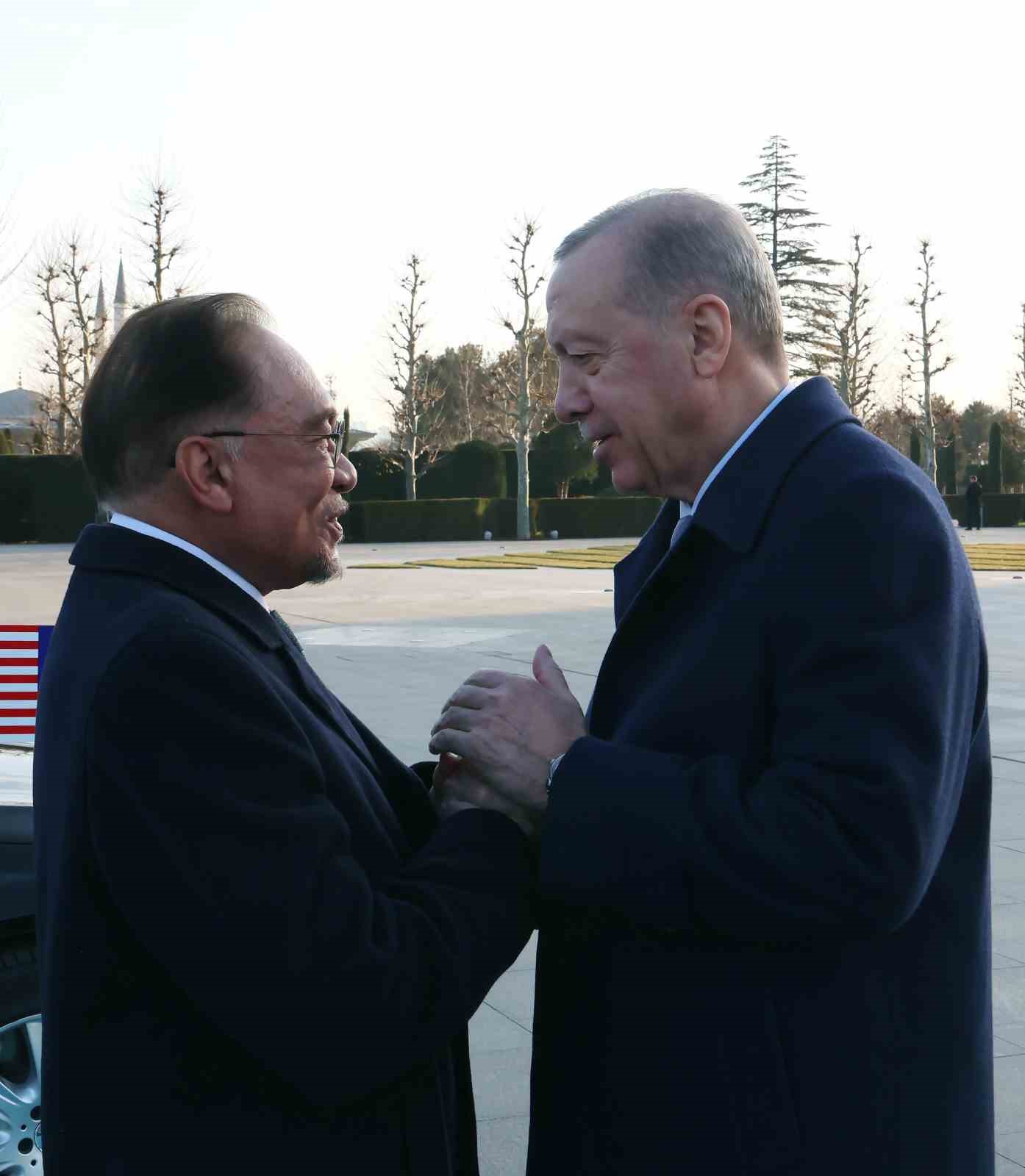 Cumhurbaşkanı Erdoğan, Malezya Başbakanı Enver İbrahim’i törenle karşıladı
Cumhurbaşkanı Erdoğan, Malezya Başbakanı Enver İbrahim’i törenle karşıladı