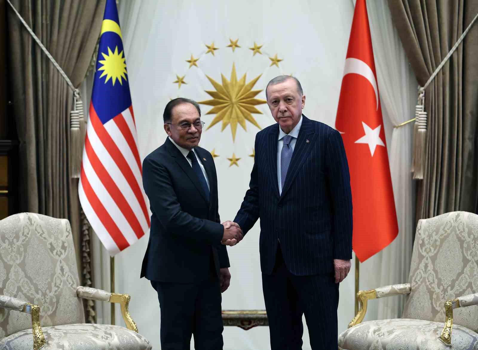 Cumhurbaşkanı Erdoğan, Malezya Başbakanı Enver İbrahim’i törenle karşıladı
Cumhurbaşkanı Erdoğan, Malezya Başbakanı Enver İbrahim’i törenle karşıladı