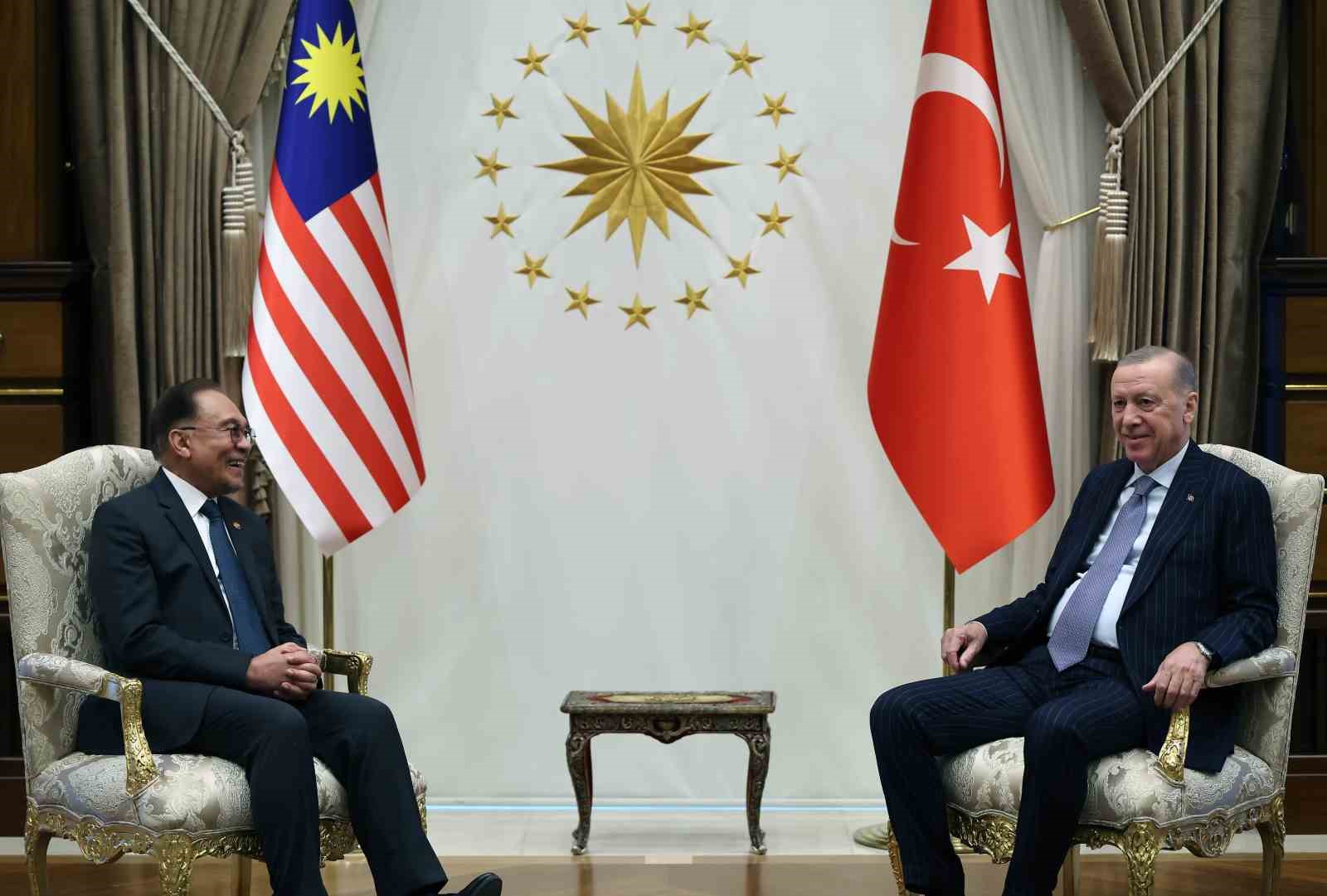 Cumhurbaşkanı Erdoğan, Malezya Başbakanı Enver İbrahim’i törenle karşıladı
Cumhurbaşkanı Erdoğan, Malezya Başbakanı Enver İbrahim’i törenle karşıladı