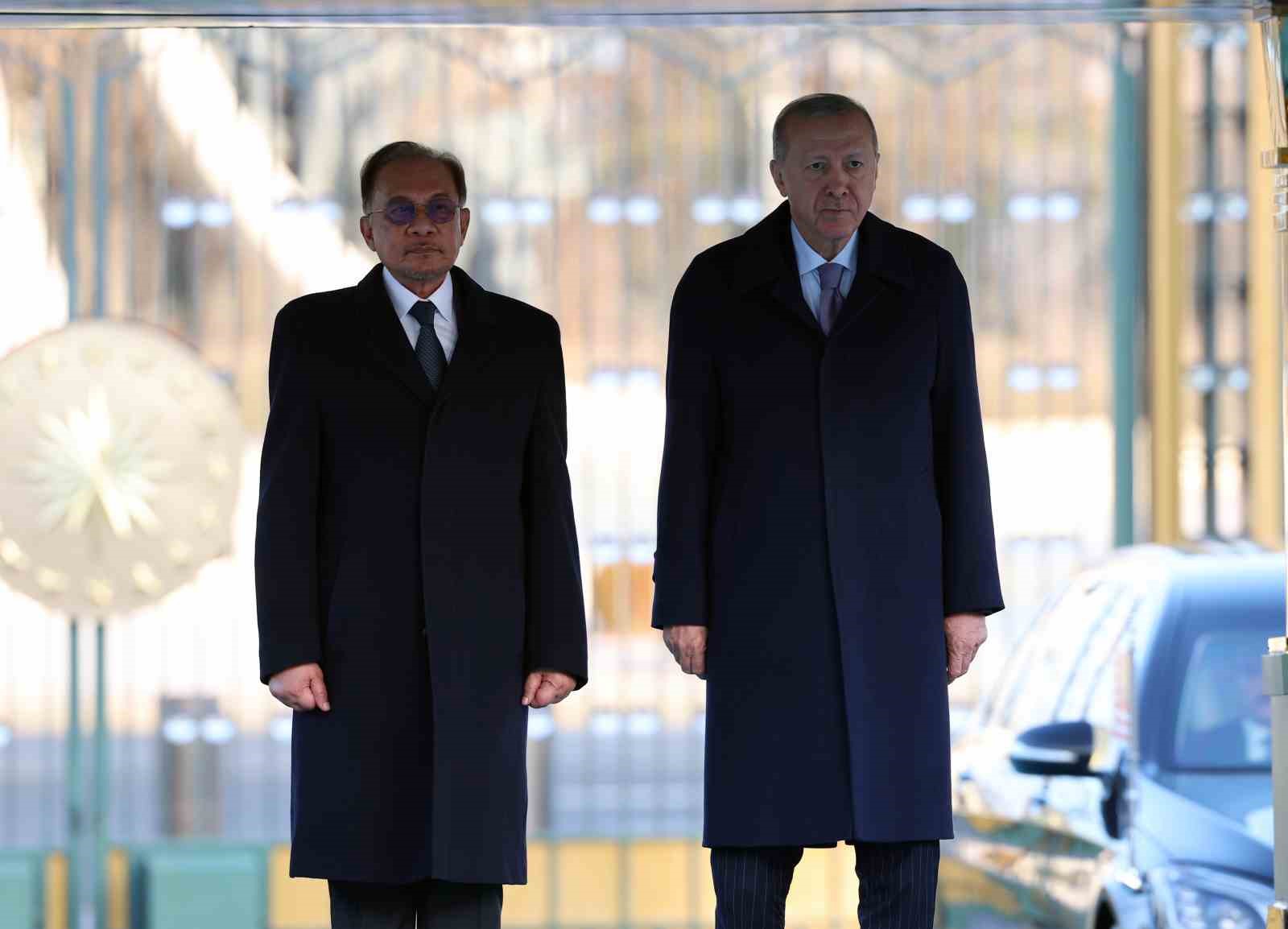 Cumhurbaşkanı Erdoğan, Malezya Başbakanı Enver İbrahim’i törenle karşıladı
Cumhurbaşkanı Erdoğan, Malezya Başbakanı Enver İbrahim’i törenle karşıladı