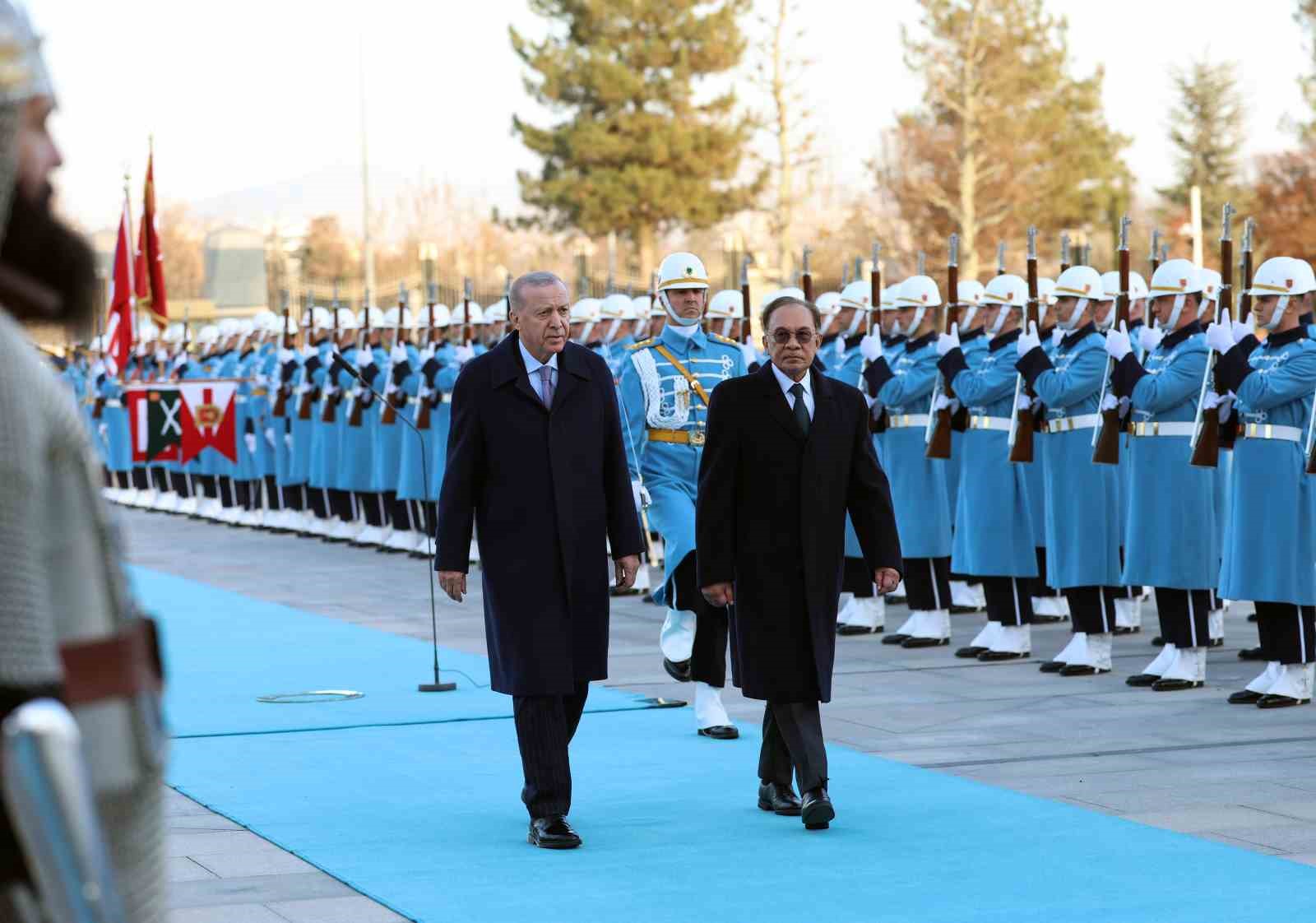 Cumhurbaşkanı Erdoğan, Malezya Başbakanı Enver İbrahim’i törenle karşıladı
Cumhurbaşkanı Erdoğan, Malezya Başbakanı Enver İbrahim’i törenle karşıladı