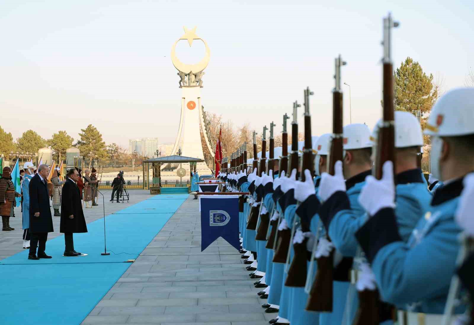 Cumhurbaşkanı Erdoğan, Malezya Başbakanı Enver İbrahim’i törenle karşıladı
Cumhurbaşkanı Erdoğan, Malezya Başbakanı Enver İbrahim’i törenle karşıladı