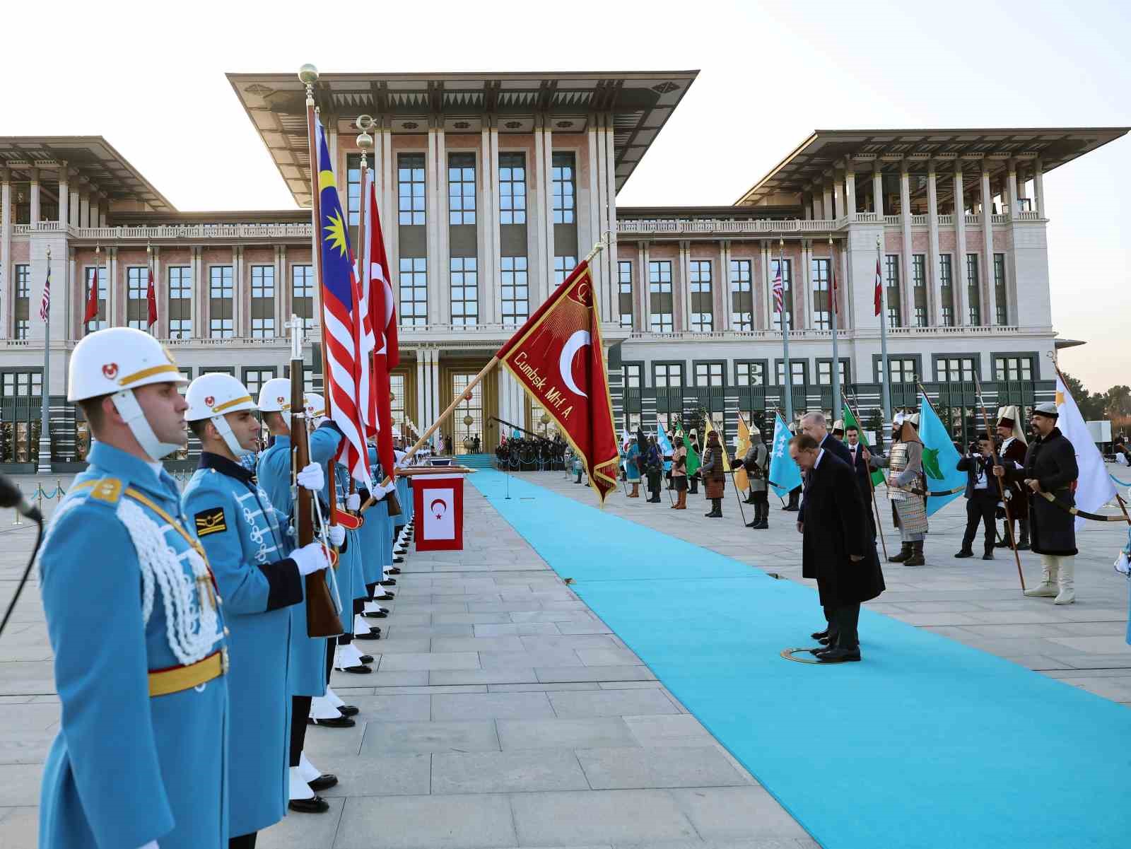 Cumhurbaşkanı Erdoğan, Malezya Başbakanı Enver İbrahim’i törenle karşıladı
Cumhurbaşkanı Erdoğan, Malezya Başbakanı Enver İbrahim’i törenle karşıladı