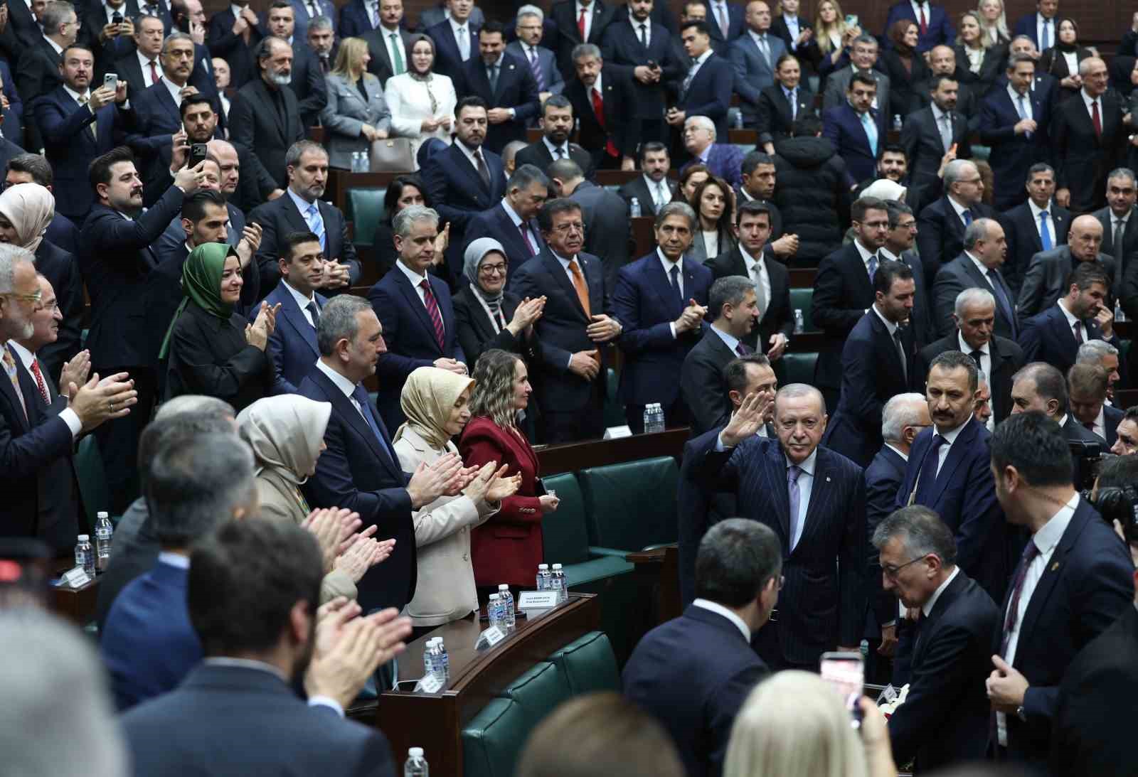 Cumhurbaşkanı Erdoğan: "Meydanlarda vaat yağmuruna tutup bugün başkent Ankara’ya su bile veremeyen beceriksizlerin insafına bu milleti bırakmayacağız" (1)
