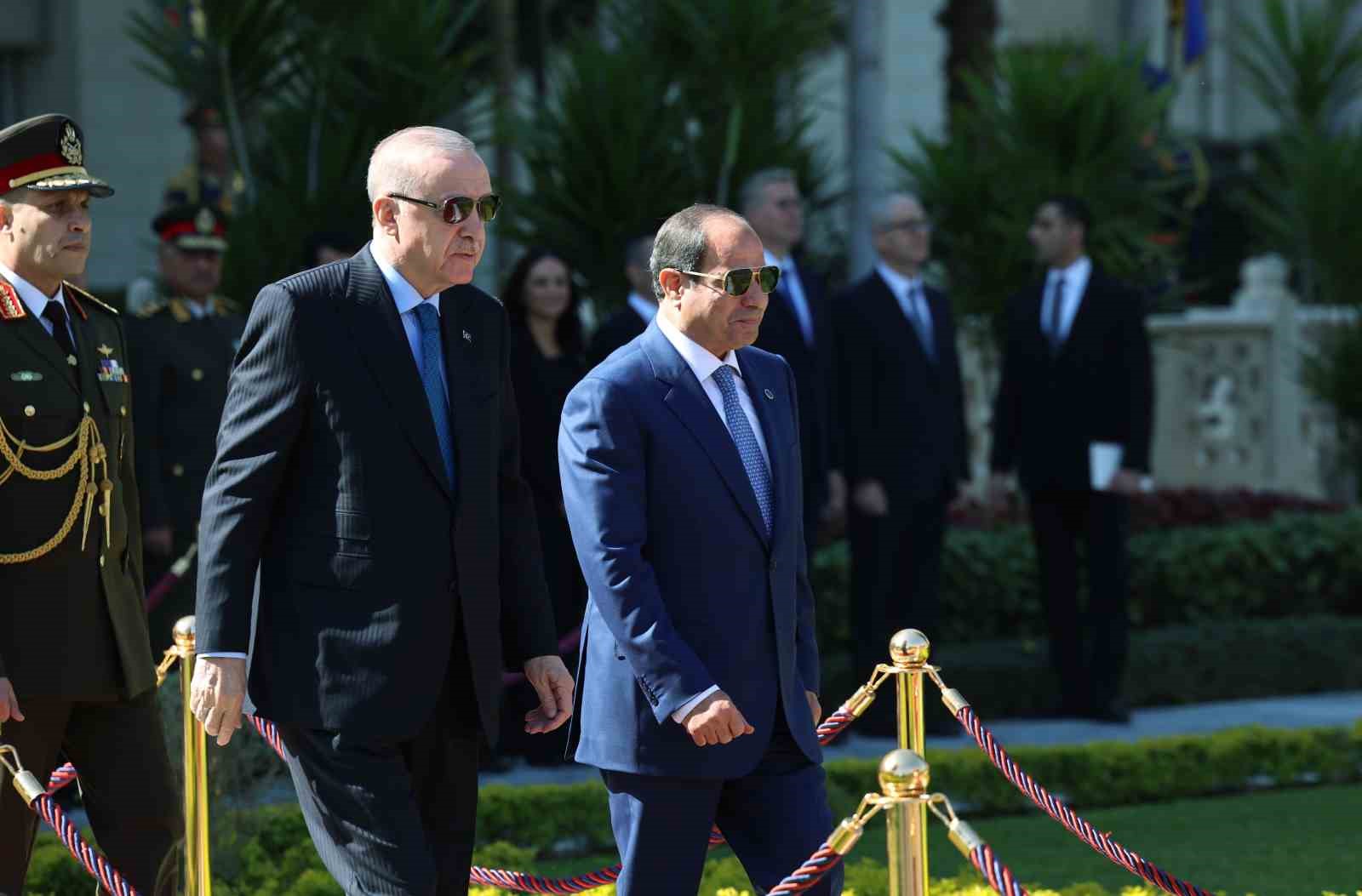 Cumhurbaşkanı Erdoğan, Mısır’da resmi törenle karşılandı
