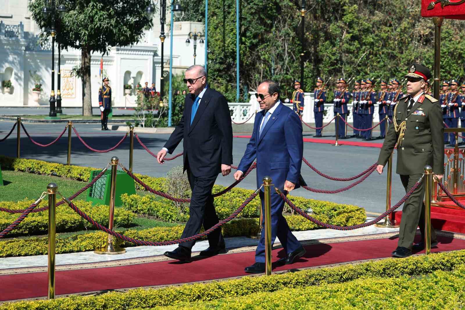 Cumhurbaşkanı Erdoğan, Mısır’da resmi törenle karşılandı
