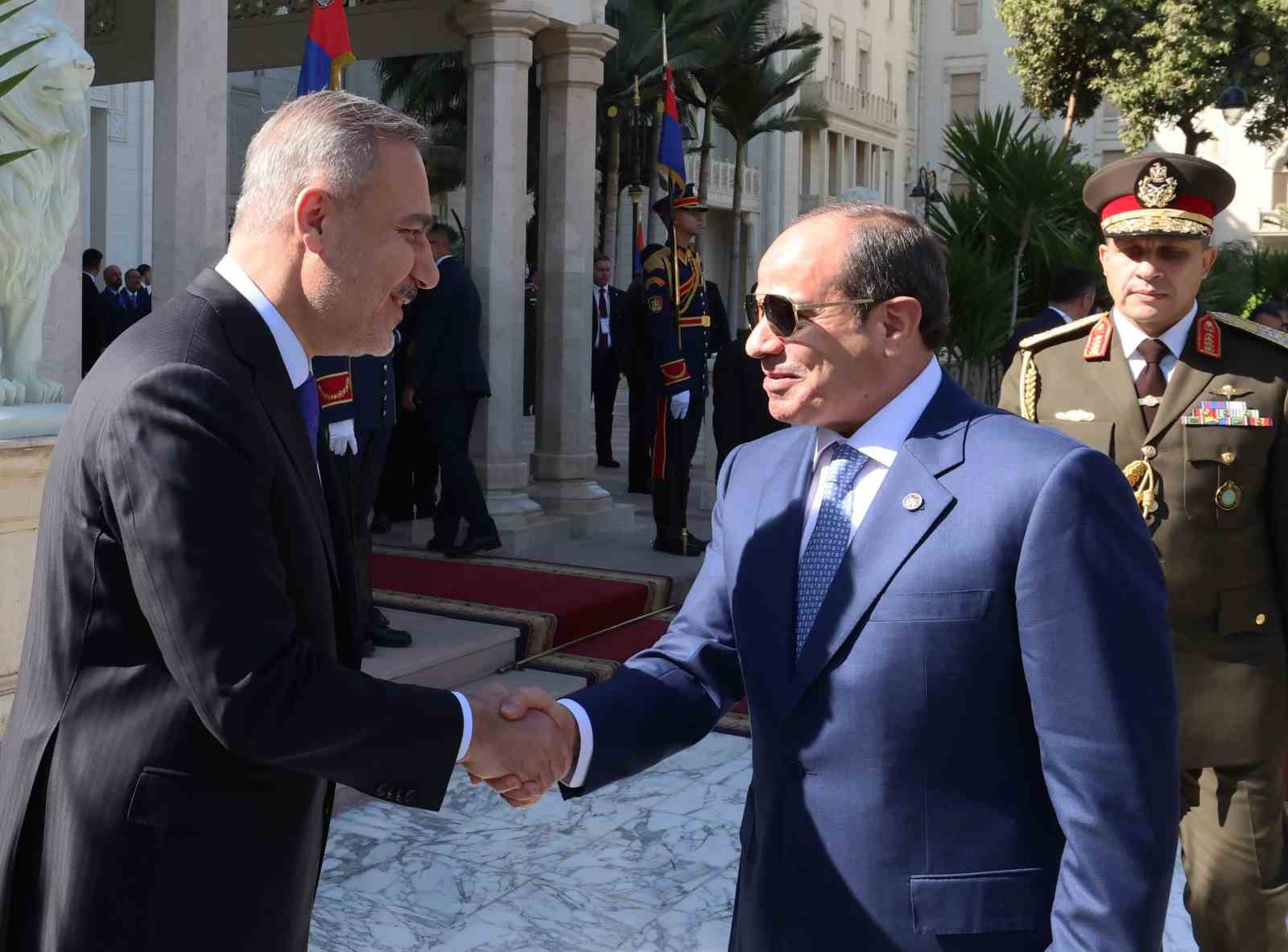 Cumhurbaşkanı Erdoğan, Mısır’da resmi törenle karşılandı
