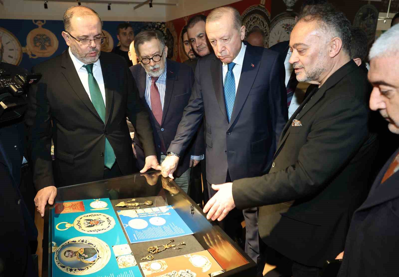 Cumhurbaşkanı Erdoğan, ‘Muhteşem Cep Saatleri Koleksiyonu’ sergisini gezdi
