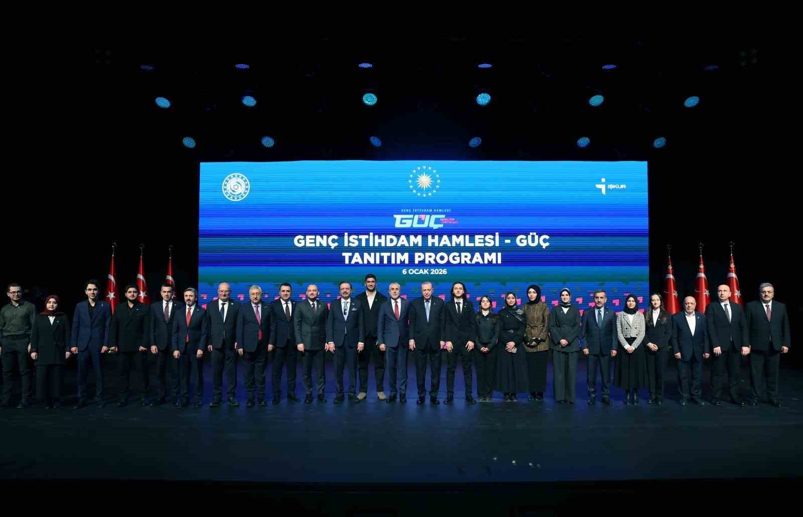 Cumhurbaşkanı Erdoğan: "Önümüzdeki 3 yılda 3 milyondan fazla gencimizi istihdama kazandıracak, 445 milyar liralık devasa bir kaynağı bu programa tahsis edeceğiz"
Cumhurbaşkanı Erdoğan: "Önümüzdeki 3 yılda 3 milyondan fazla gencimizi istihdama kazandıracak, 445 milyar liralık devasa bir kaynağı bu programa tahsis edeceğiz"