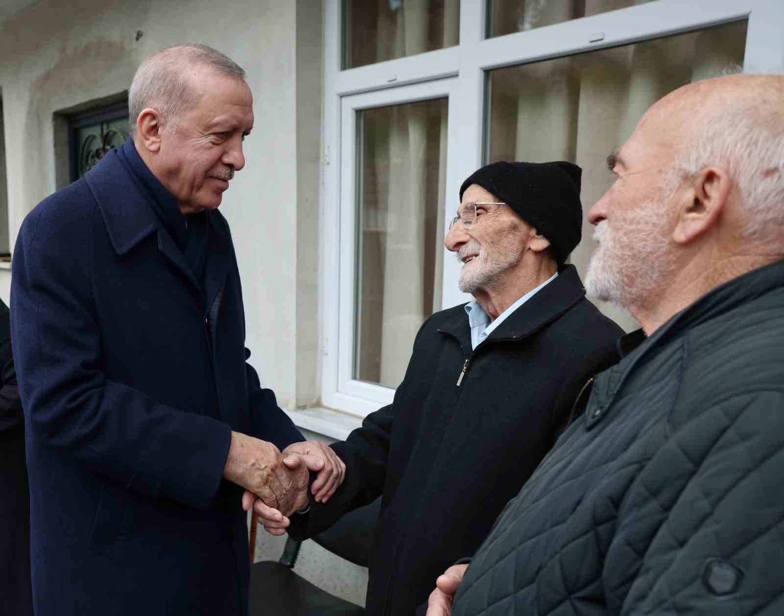 Cumhurbaşkanı Erdoğan, Rize’de komşularıyla bayramlaştı
