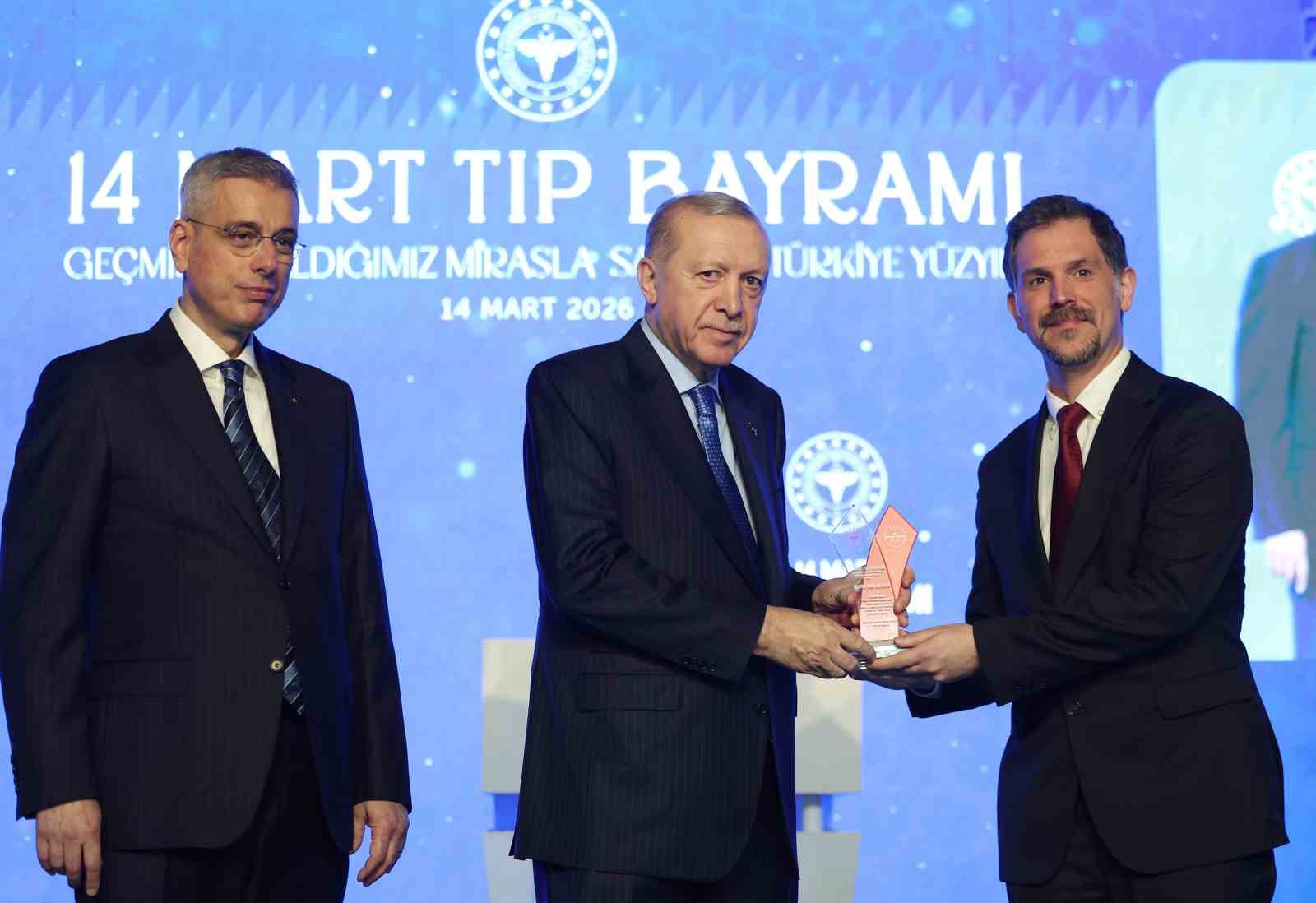 Cumhurbaşkanı Erdoğan: "Sağlık sistemimiz bugün, hiç olmadığı kadar güçlüdür, dayanıklıdır"
Cumhurbaşkanı Erdoğan: "Sağlık sistemimiz bugün, hiç olmadığı kadar güçlüdür, dayanıklıdır"